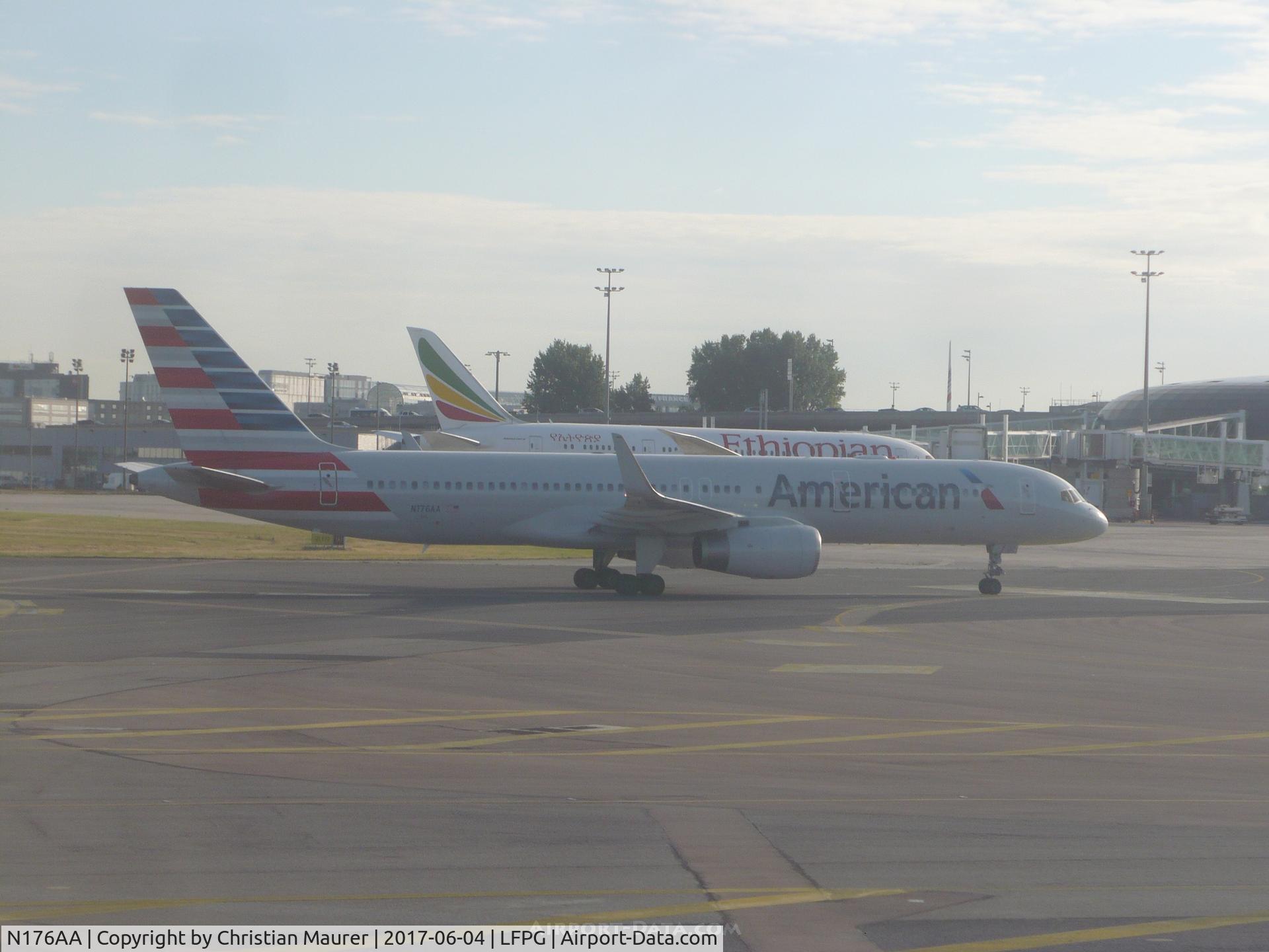 N176AA, 2001 Boeing 757-223 C/N 32395/994, American 757-223