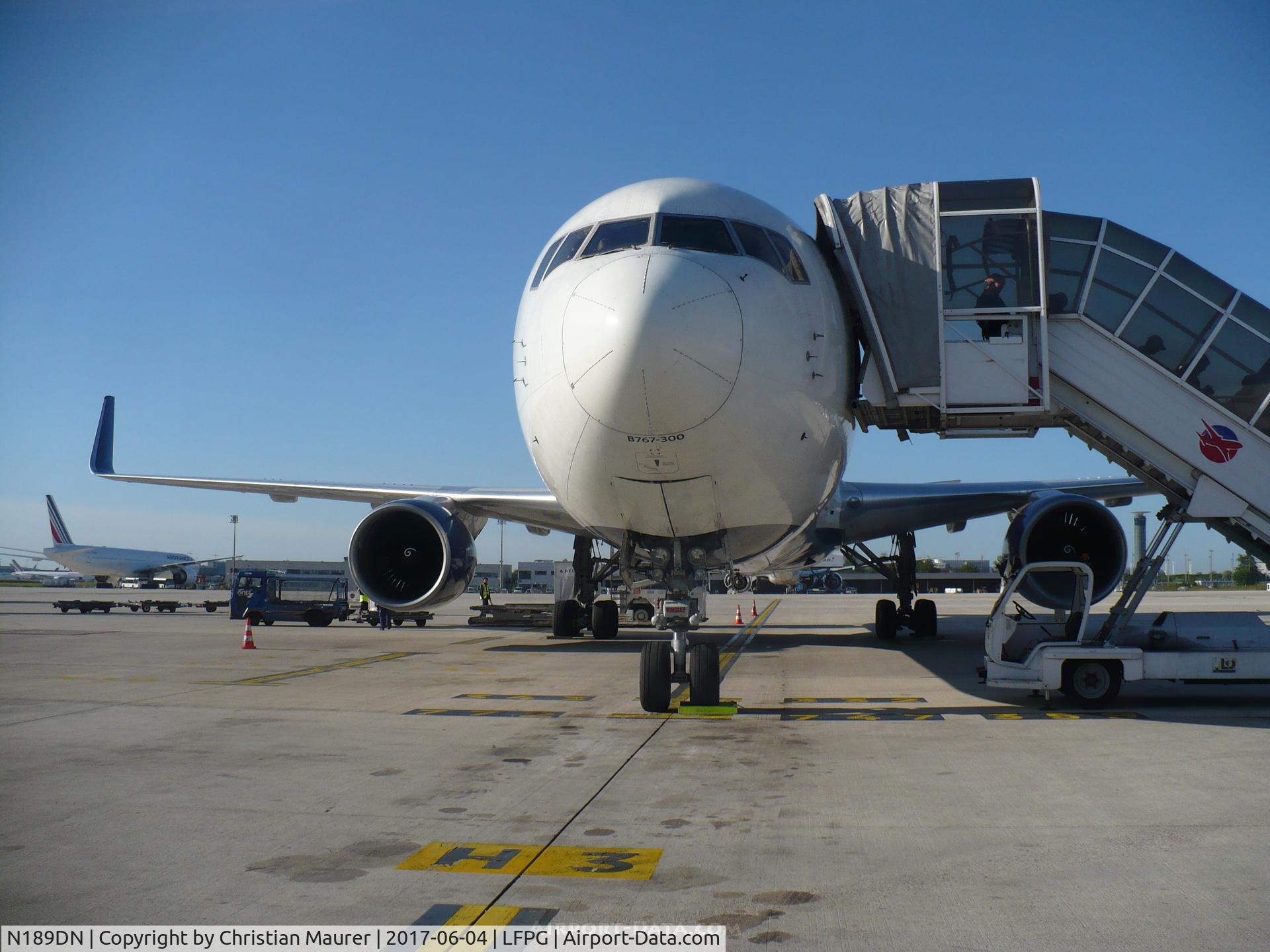 N189DN, 1996 Boeing 767-332 C/N 25990, Boeing 767-332ER nose view