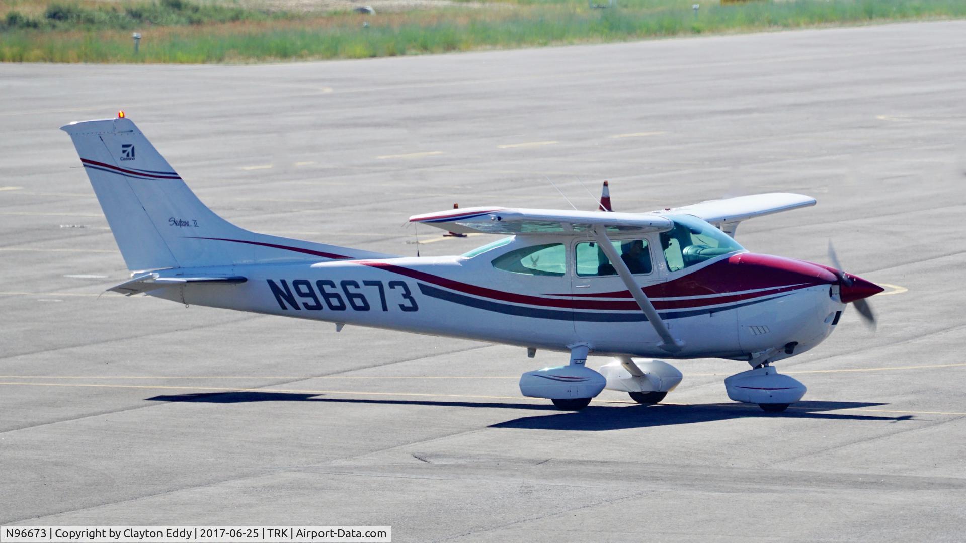 N96673, 1979 Cessna 182Q Skylane C/N 18266803, Truckee Airport California 2017.