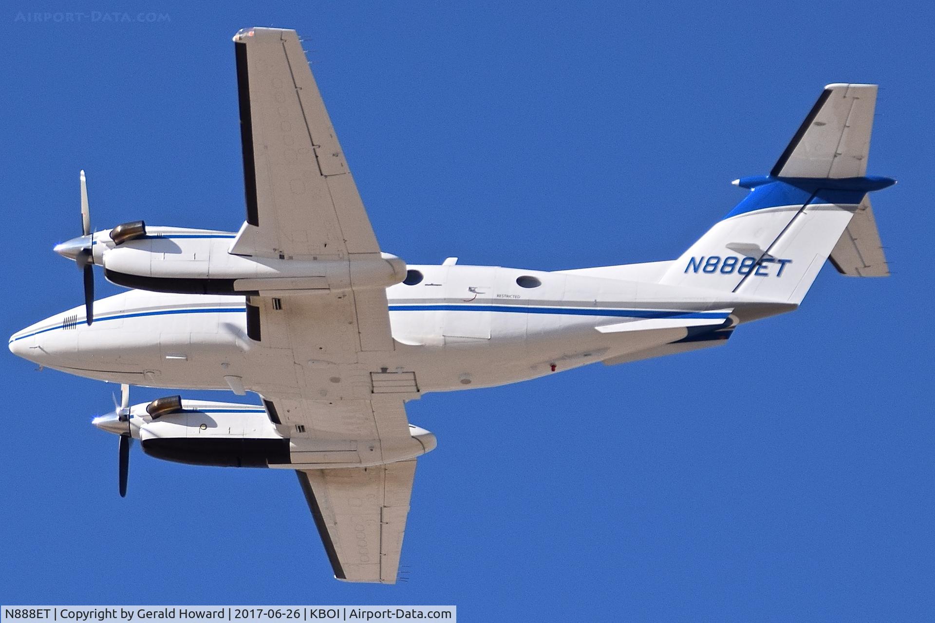 N888ET, 1977 Beech 200 King Air C/N BB-258, Departing BOI