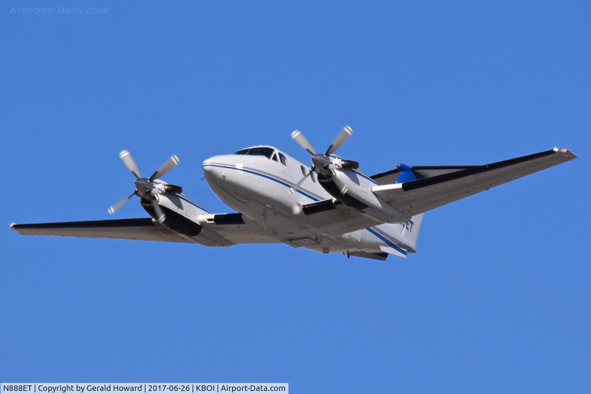 N888ET, 1977 Beech 200 King Air C/N BB-258, Take off from RWY 10L.