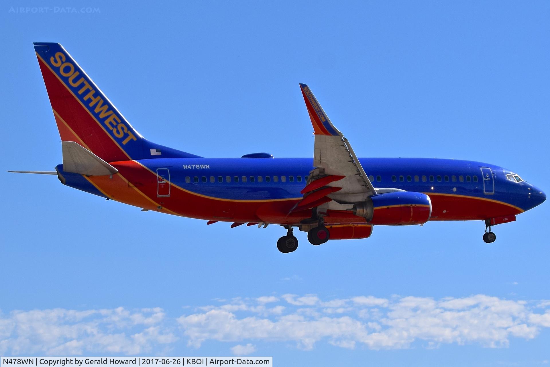 N478WN, 2004 Boeing 737-7H4 C/N 33989, Landing RWY 10L.