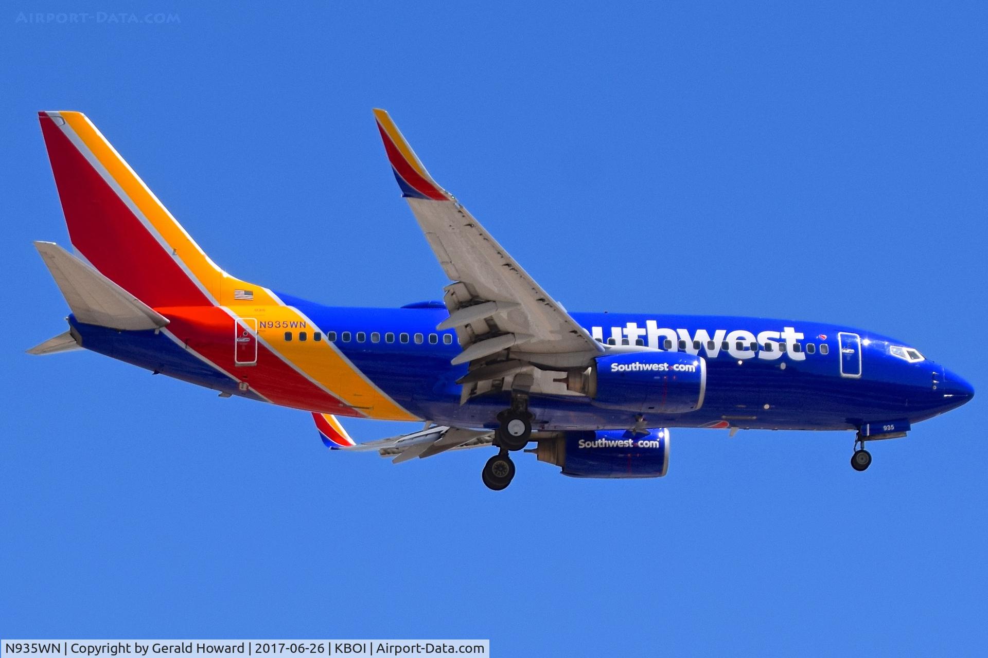 N935WN, 2009 Boeing 737-7H4 C/N 36641, On final for RWY 10L.