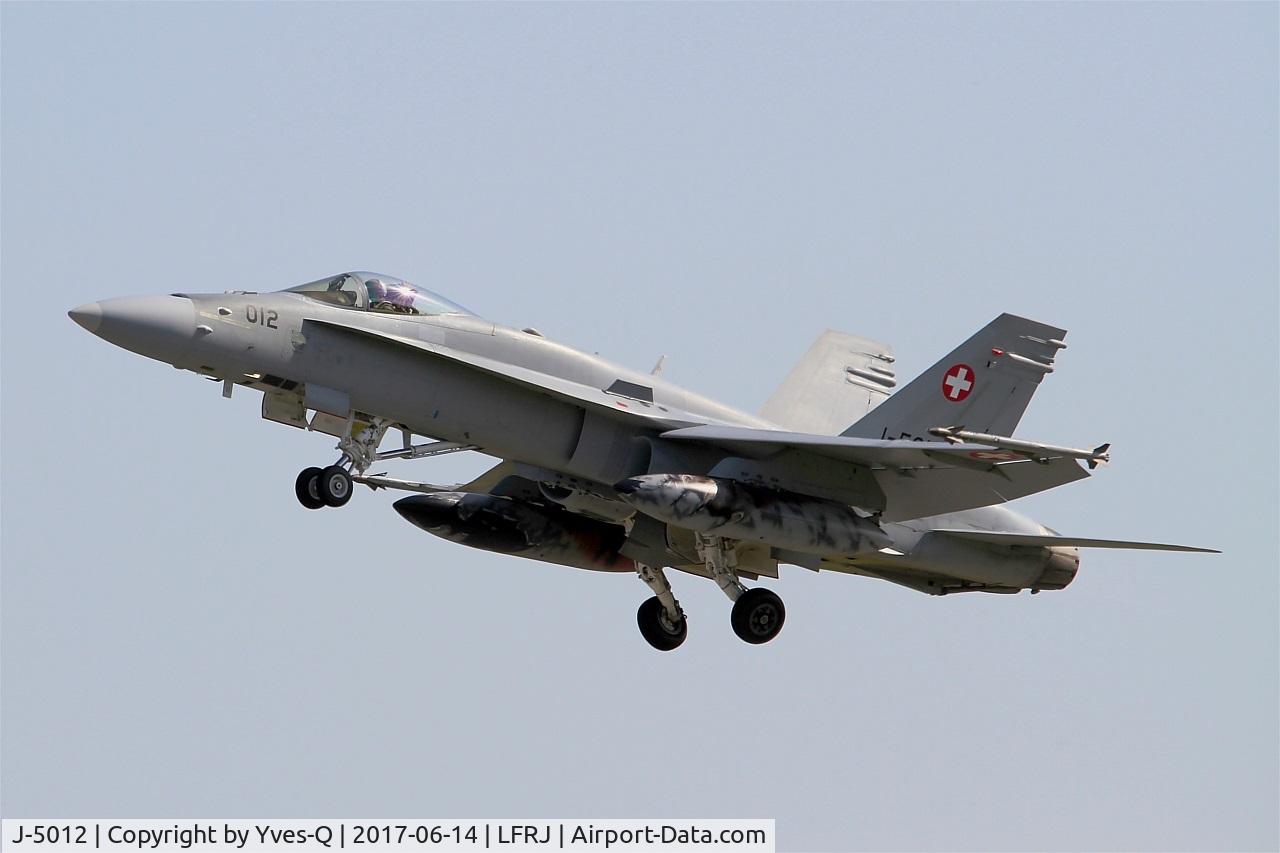 J-5012, McDonnell Douglas F/A-18C Hornet C/N 1352/SFC012, McDonnell Douglas FA-18C Hornet, Take off rwy 26, Landivisiau Naval Air Base (LFRJ) Tiger Meet 2017
