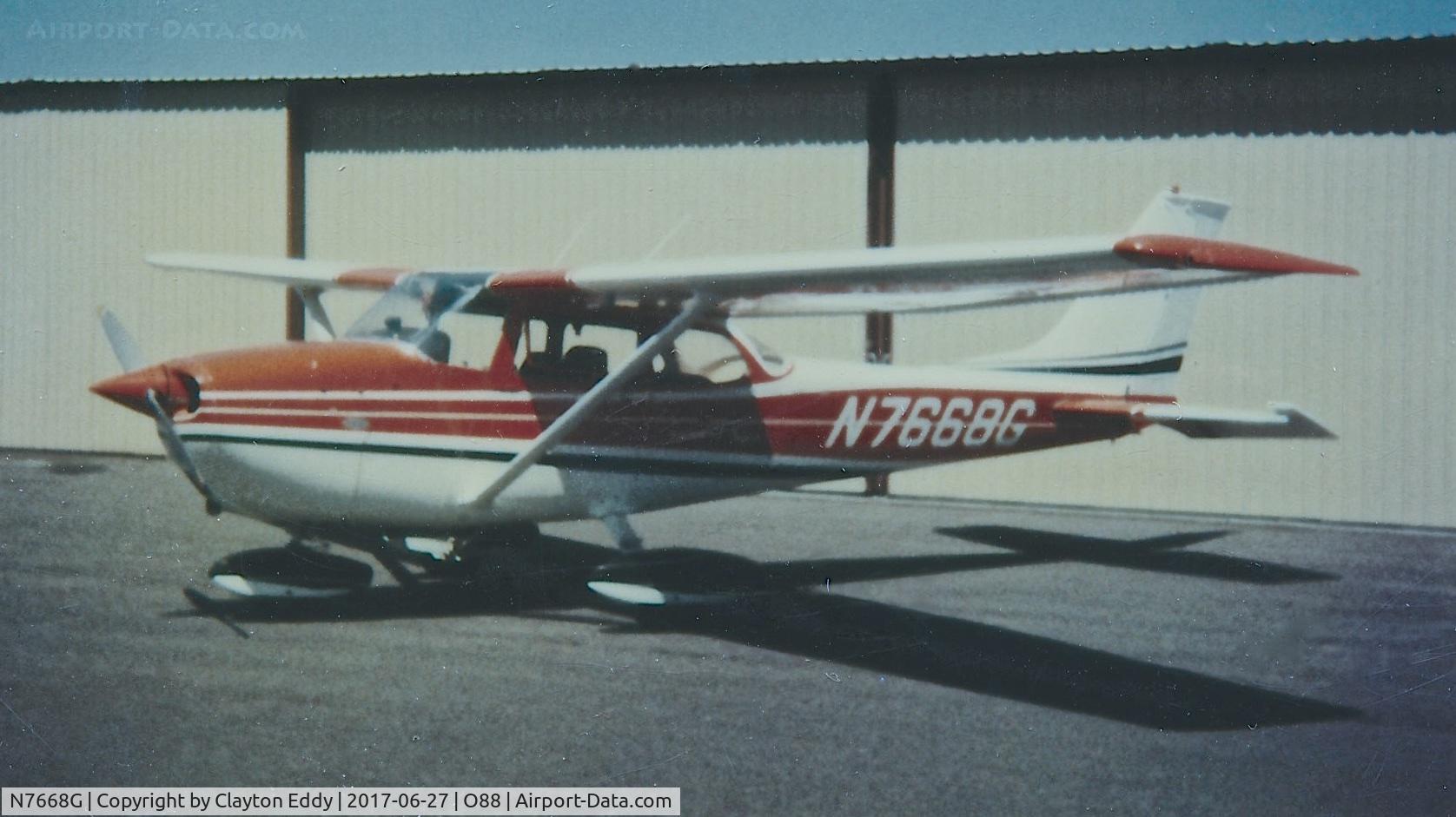 N7668G, 1970 Cessna 172L C/N 17259368, Old Rio Vista Airport California.