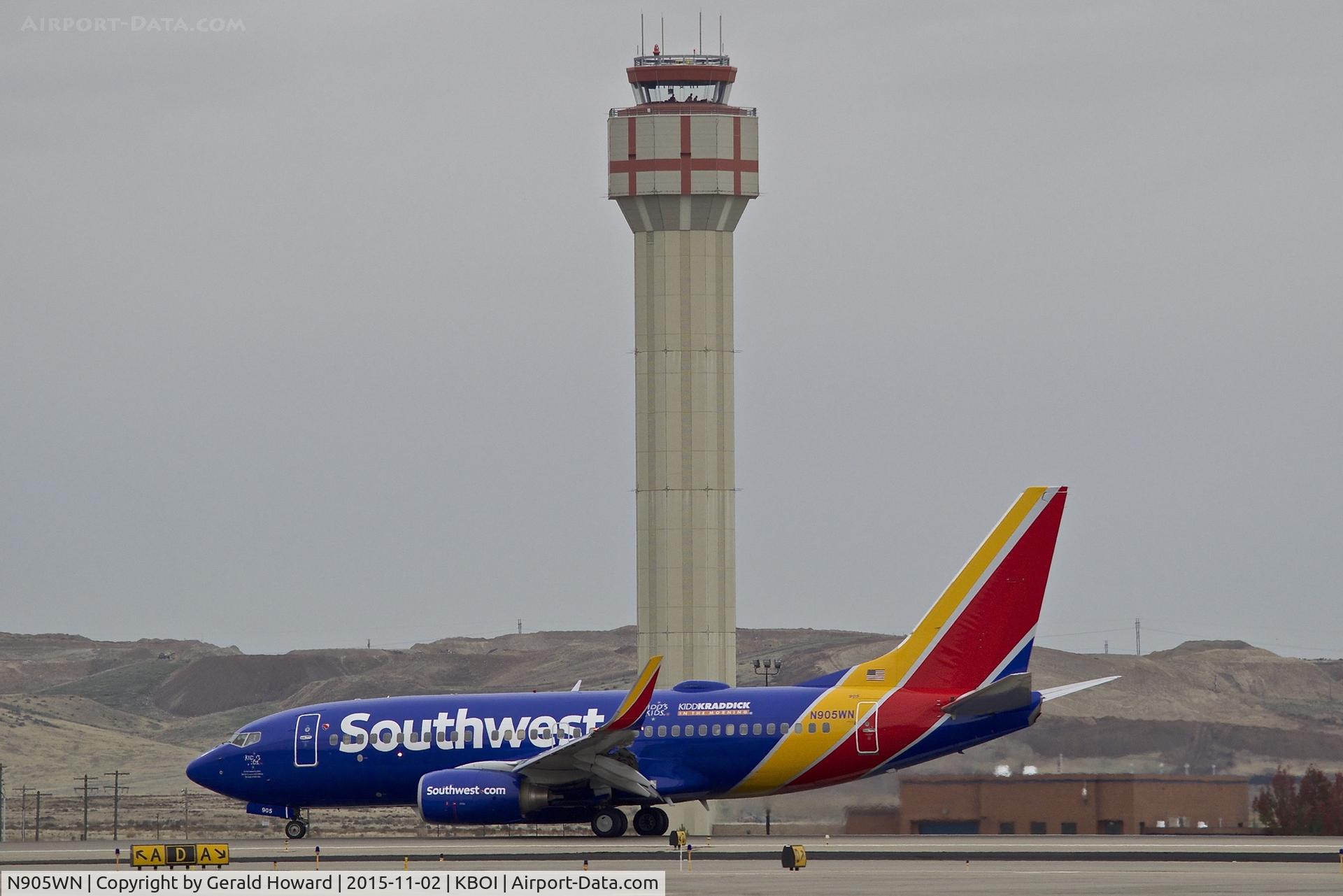 N905WN, 2008 Boeing 737-7H4 C/N 36617, Slowing on RWY 10L to turn onto Delta.