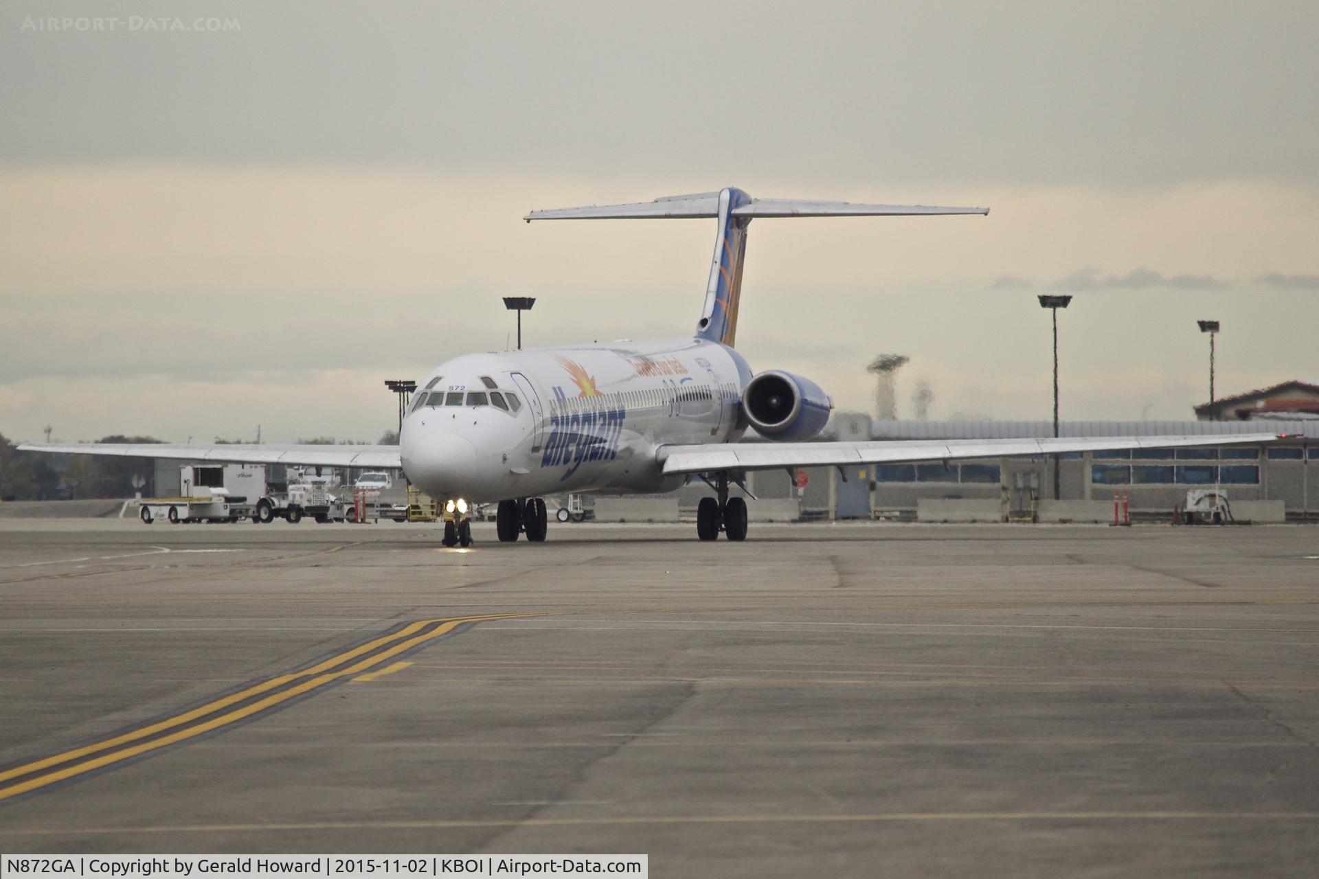 N872GA, 1991 McDonnell Douglas MD-83 (DC-9-83) C/N 53295, Leaving the Gate.