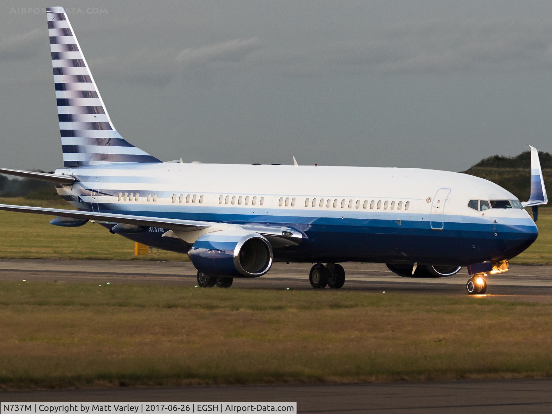 N737M, 2002 Boeing 737-8EQ BBJ C/N 33361, Taxiing to stand 6 @ NWI after sunset