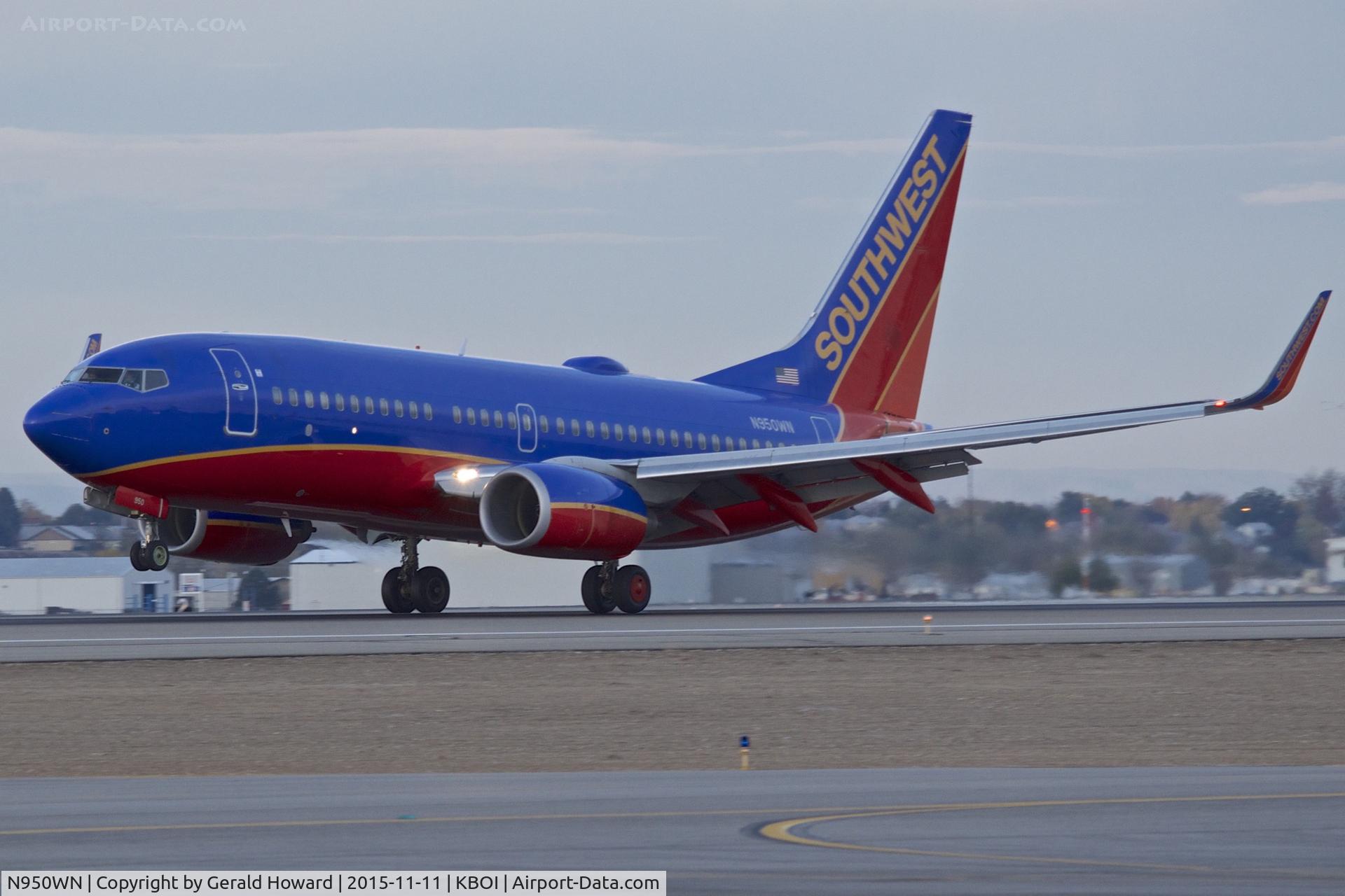 N950WN, 2010 Boeing 737-7H4 C/N 36664, Landing RWY 10L.