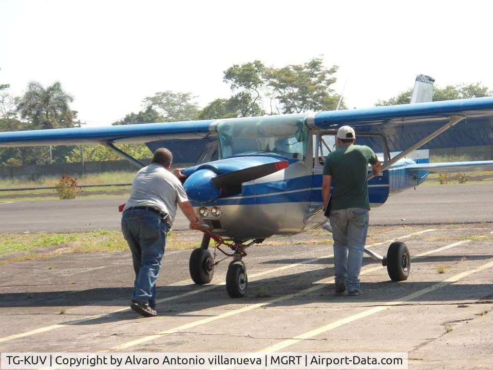 TG-KUV, 1975 Cessna 150L C/N 15075779, Sacando el avión del hangar