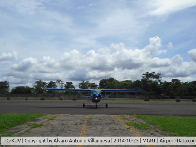 TG-KUV, 1975 Cessna 150L C/N 15075779, Rampa del aeropuerto MGRT