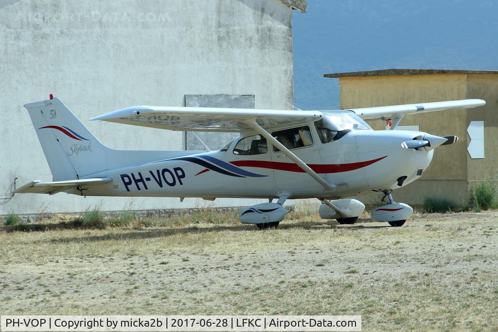 PH-VOP, 1999 Cessna 172R C/N 17280808, Parked