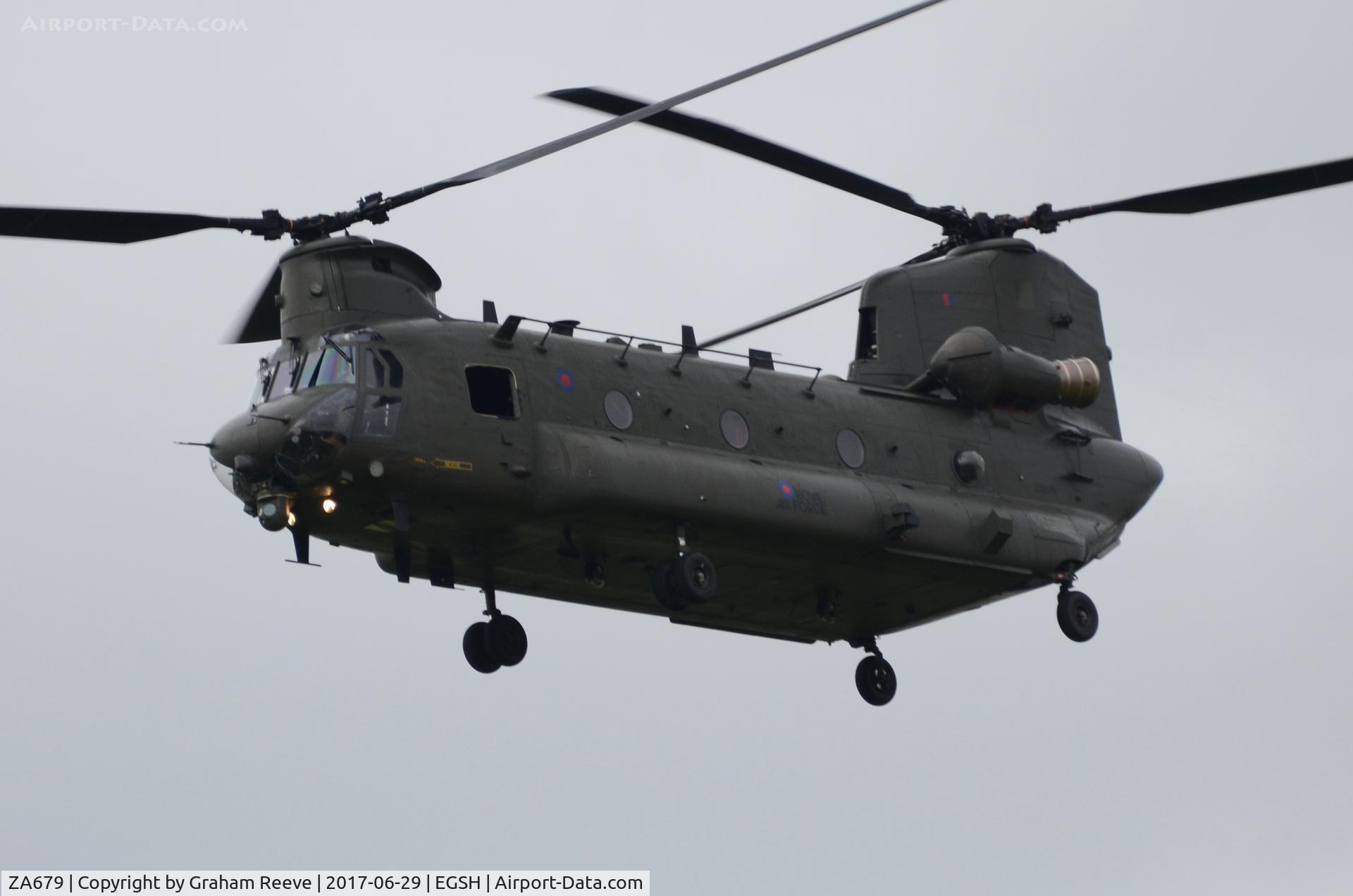 ZA679, Boeing Vertol Chinook HC.4 C/N MA010/M7014, On approach to Norwich.