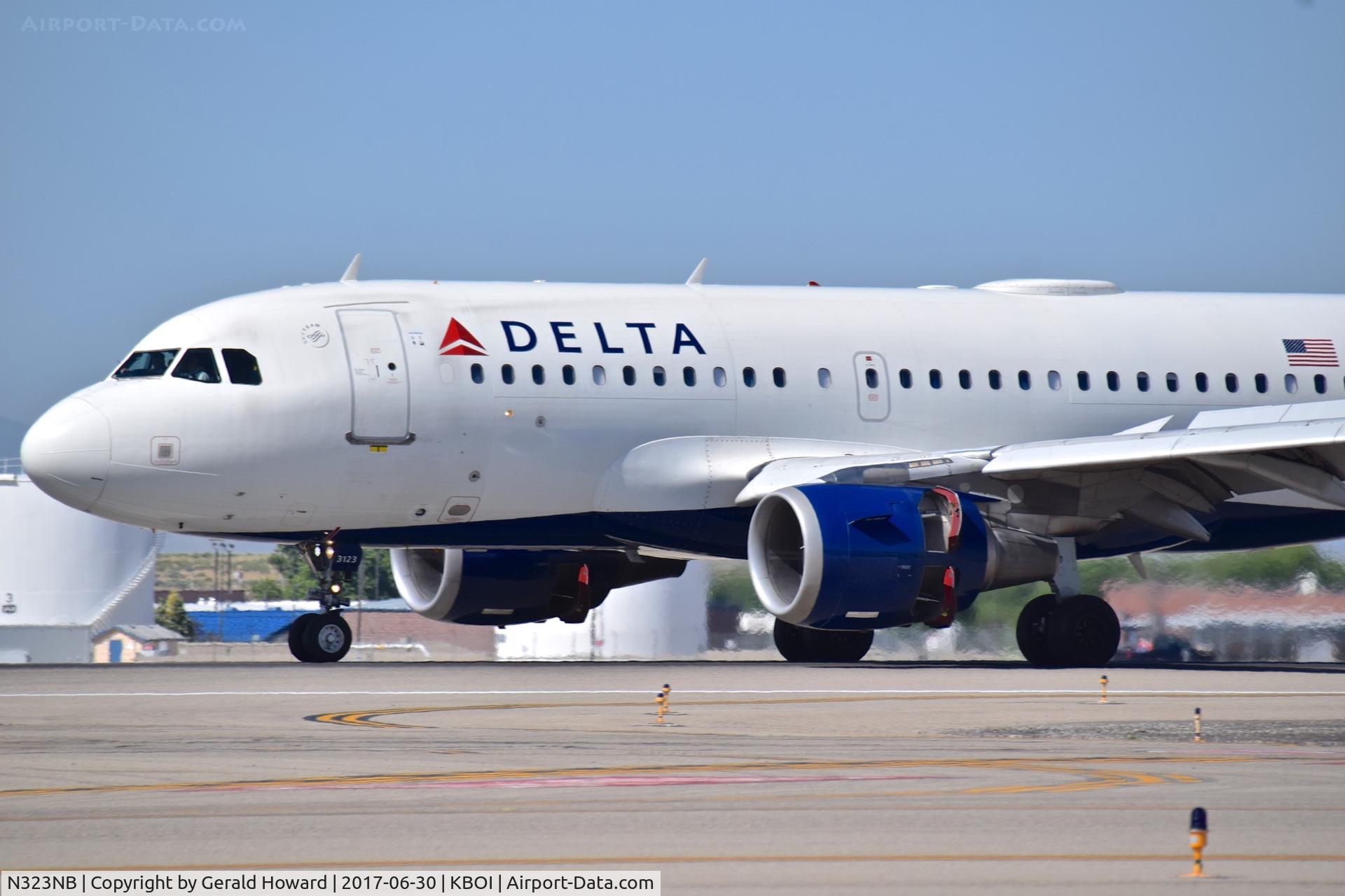 N323NB, 2001 Airbus A319-114 C/N 1453, Slowing on landing roll out.
