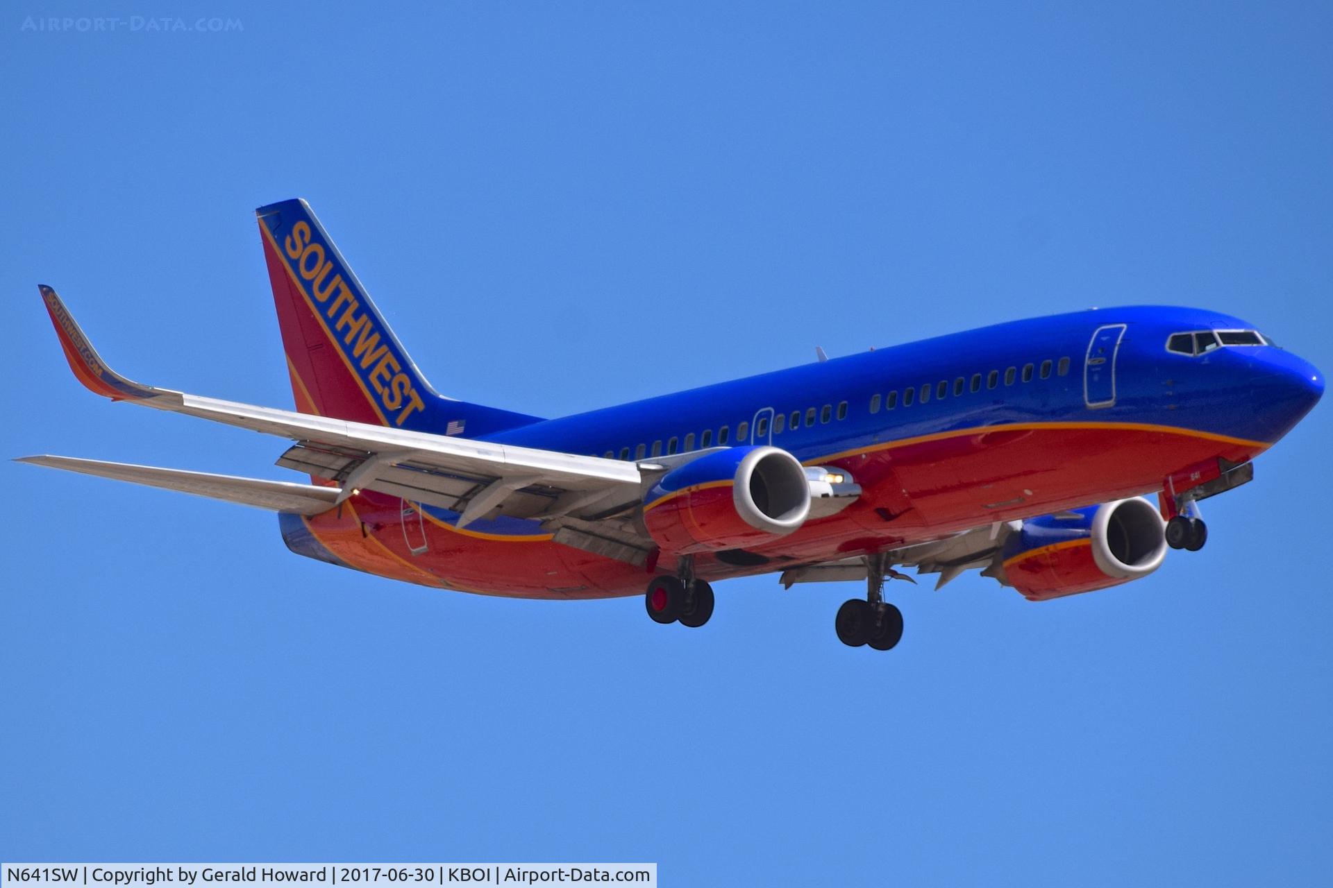 N641SW, 1996 Boeing 737-3H4 C/N 27714, On approach to RWY 10L.