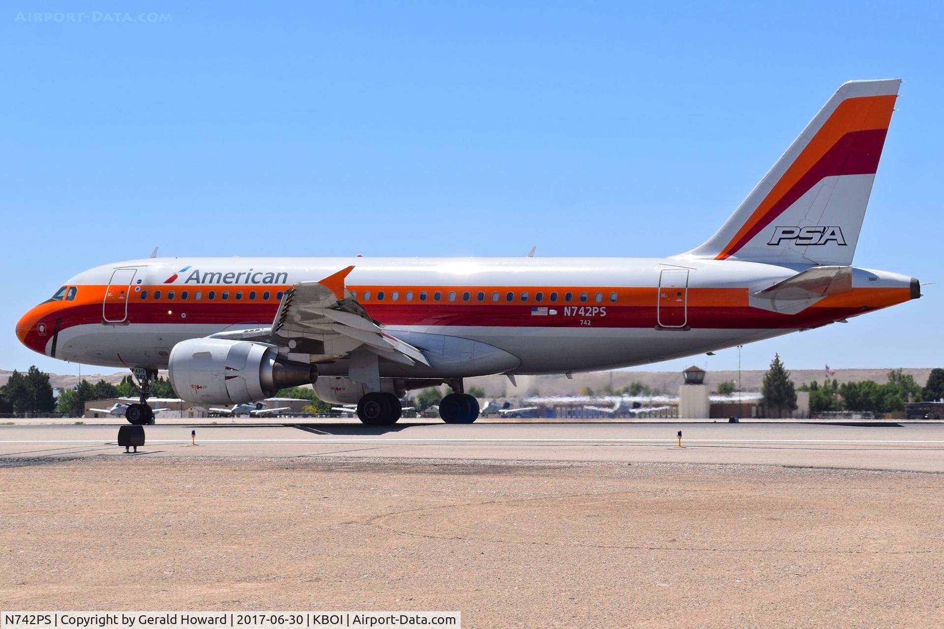 N742PS, 2000 Airbus A319-112 C/N 1275, Landing roll out on RWY 10L.