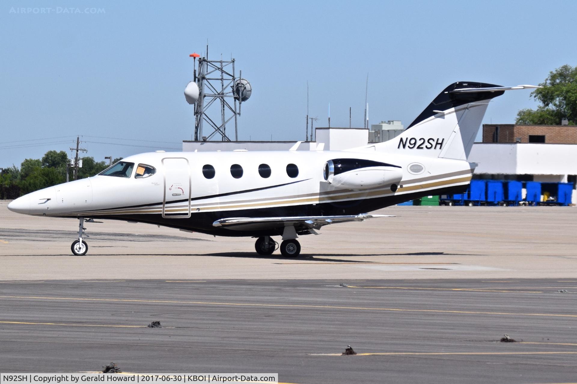 N92SH, 2002 Raytheon 390 Premier I C/N RB-33, Taxiing from the north GA ramp.