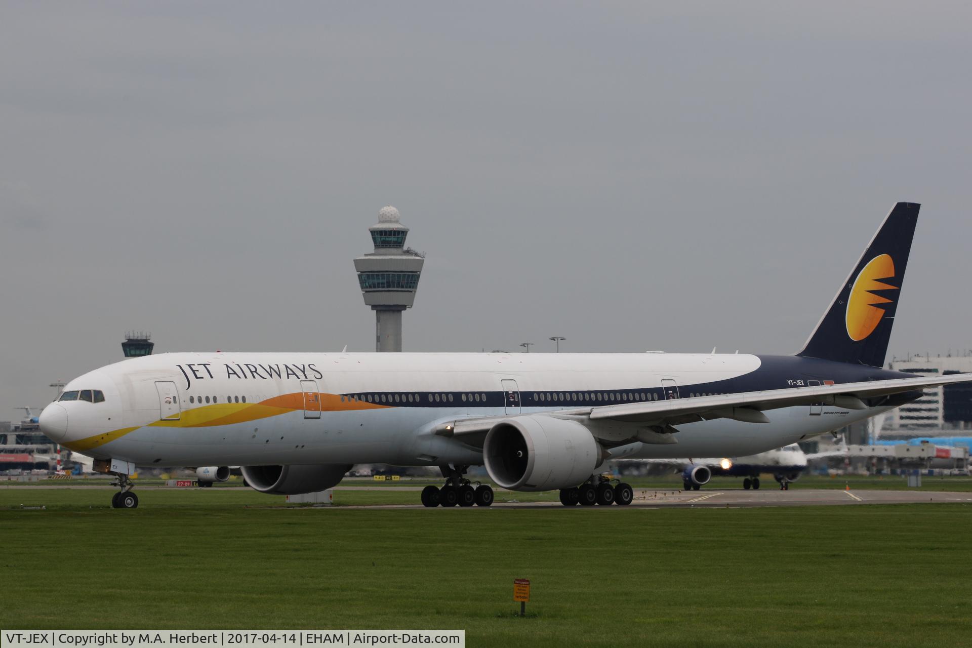 VT-JEX, 2007 Boeing 777-35R/ER C/N 35163, Taxiing to runway 18L
