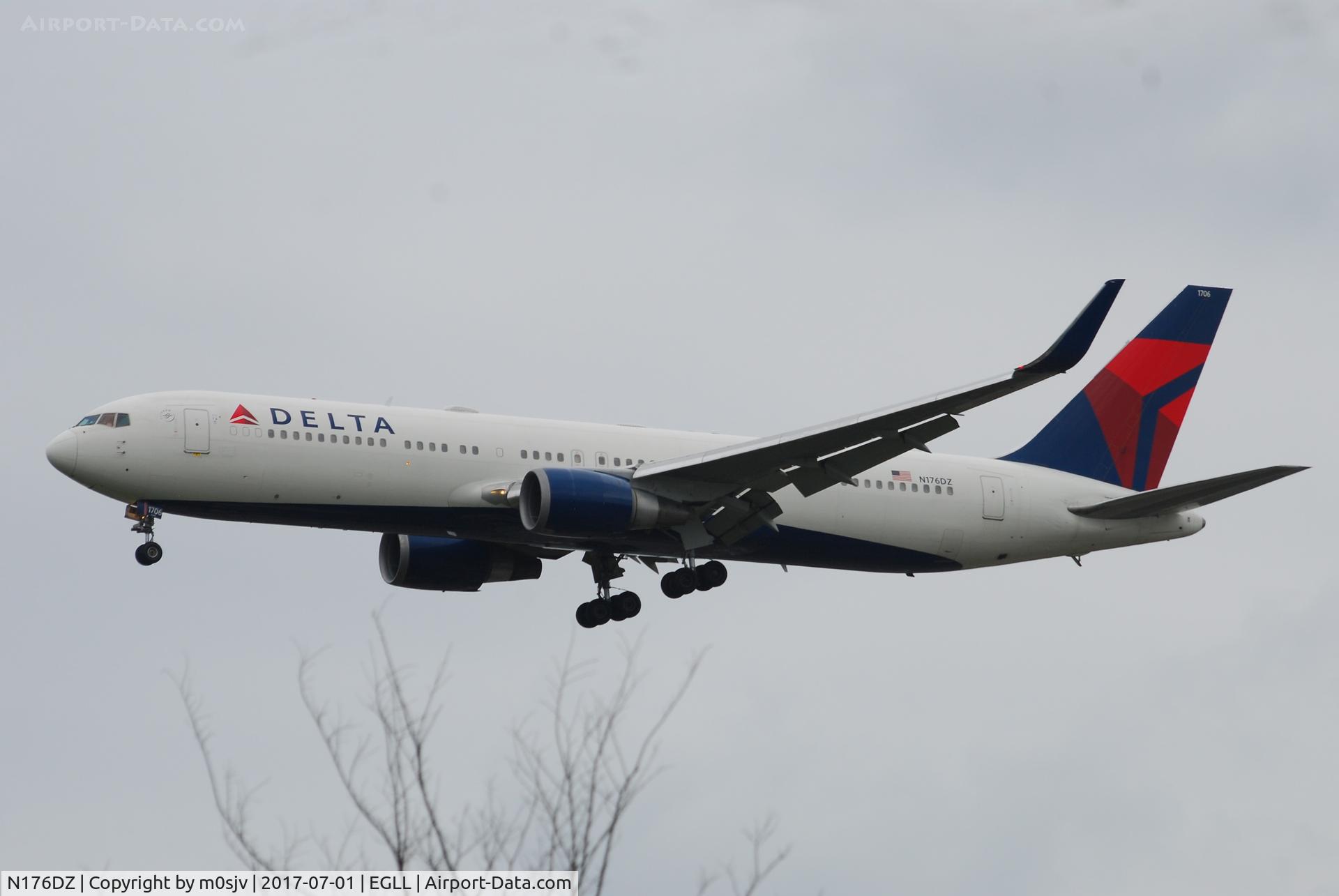 N176DZ, 1999 Boeing 767-332 C/N 29697, Landing at EGLL 27R