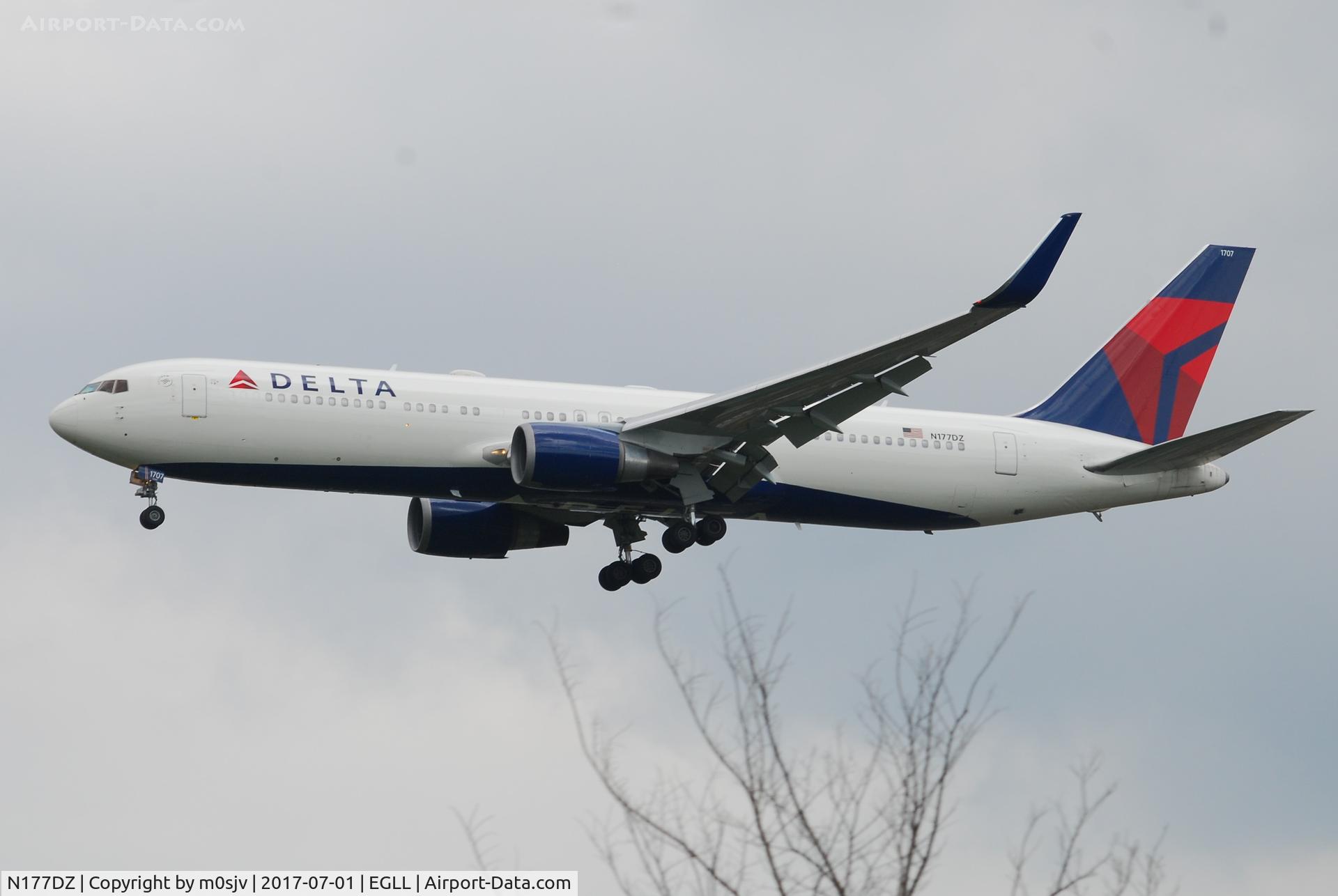 N177DZ, 1999 Boeing 767-332 C/N 29698, Landing at EGLL 27R