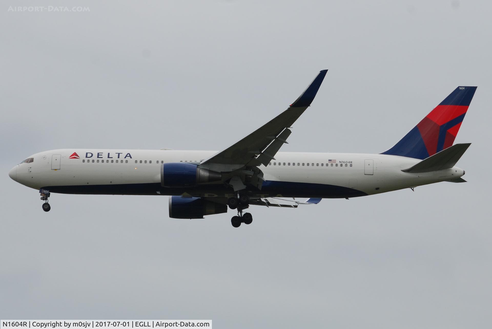 N1604R, 1999 Boeing 767-332 C/N 30180, Landing at EGLL 27R