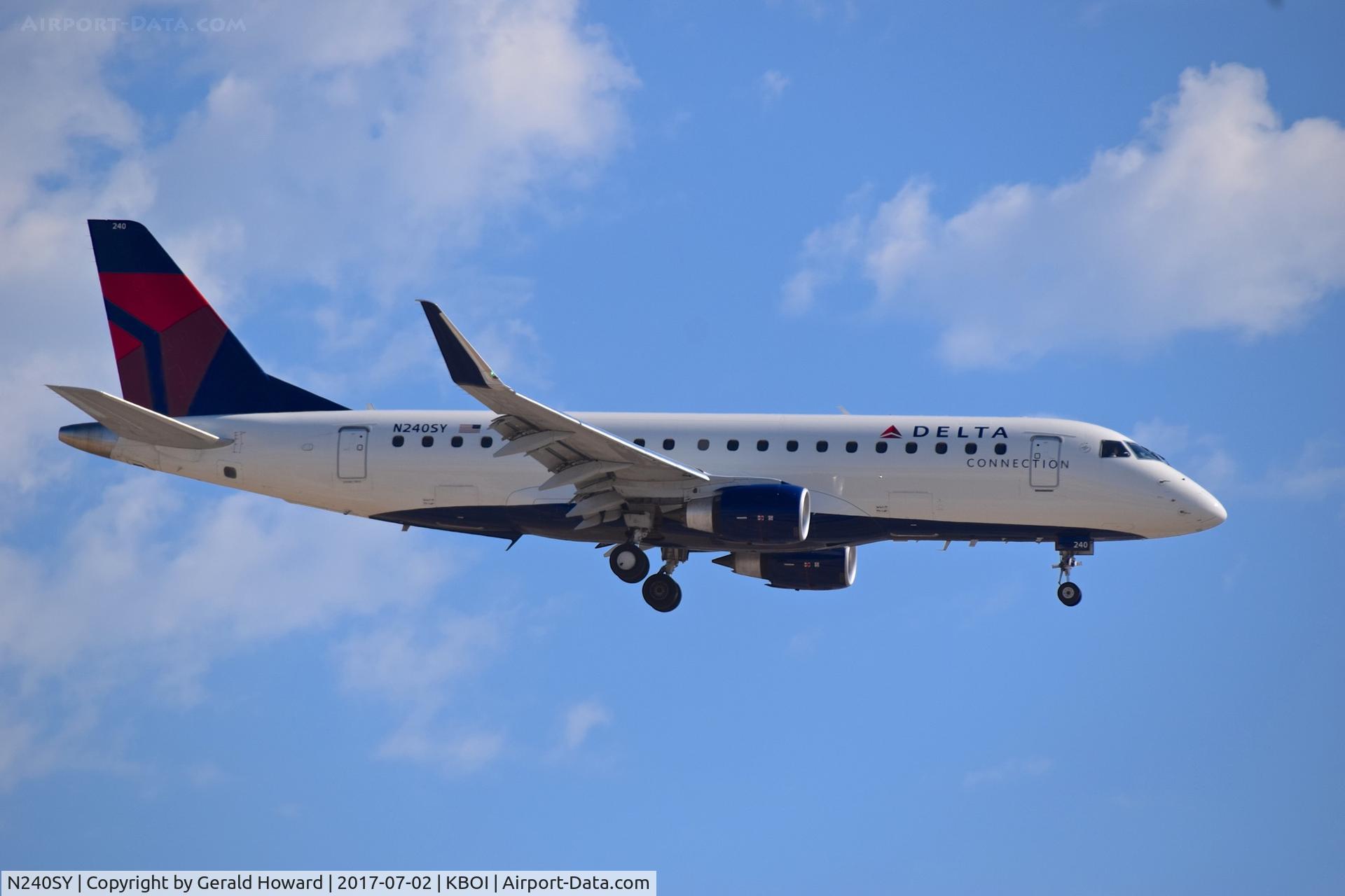 N240SY, 2016 Embraer 175LR (ERJ-170-200LR) C/N 17000580, Landing approach for RWY 10L.