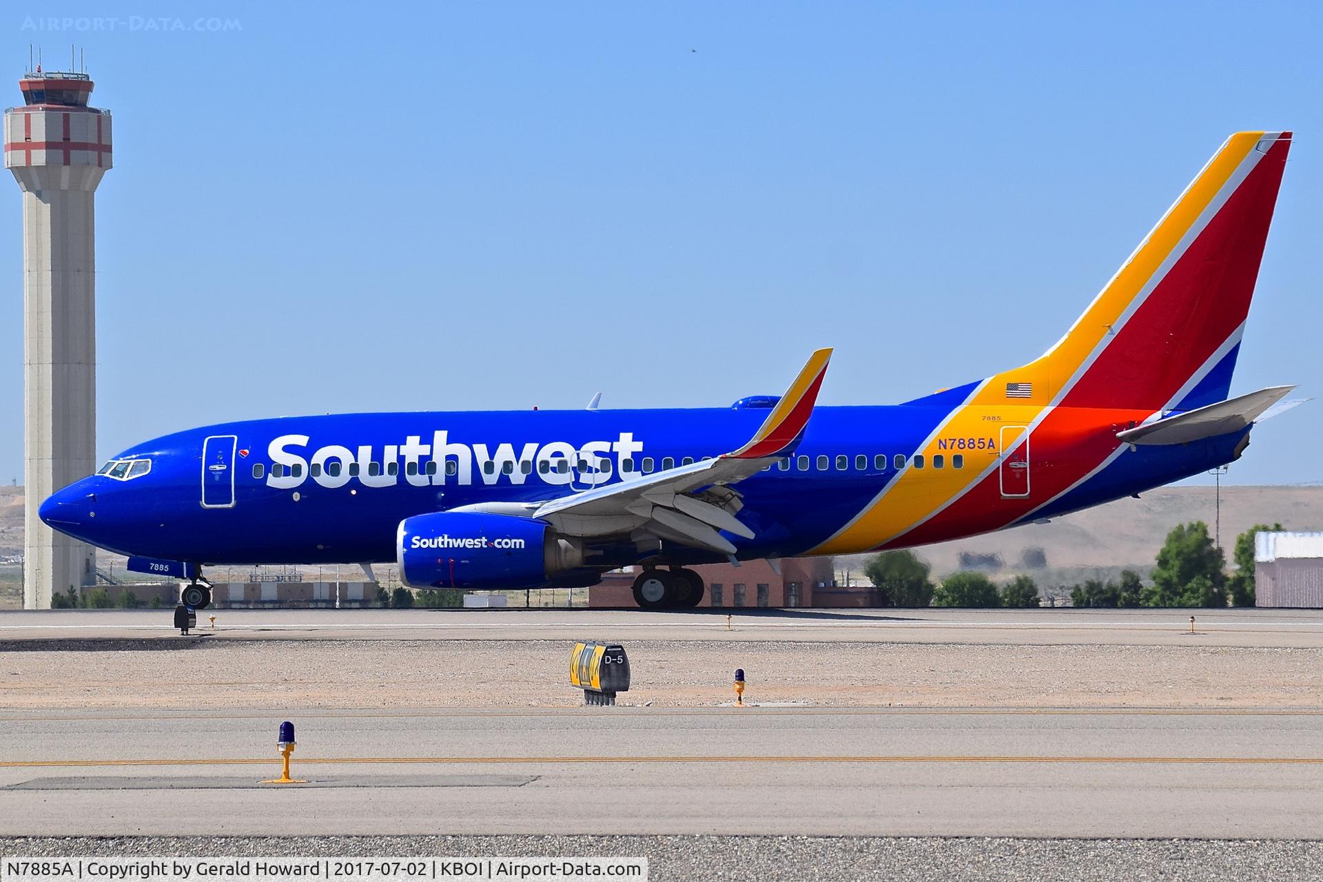 N7885A, 2002 Boeing 737-76N C/N 33379, Landing roll out on RWY 10L.