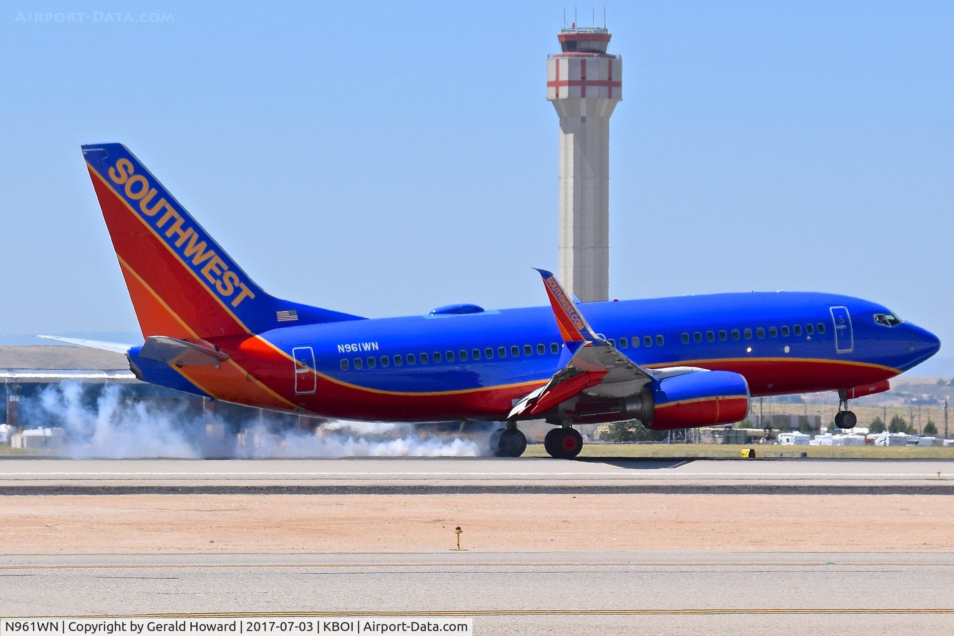 N961WN, 2011 Boeing 737-7H4 C/N 36962, Touch down on RWY 28R.