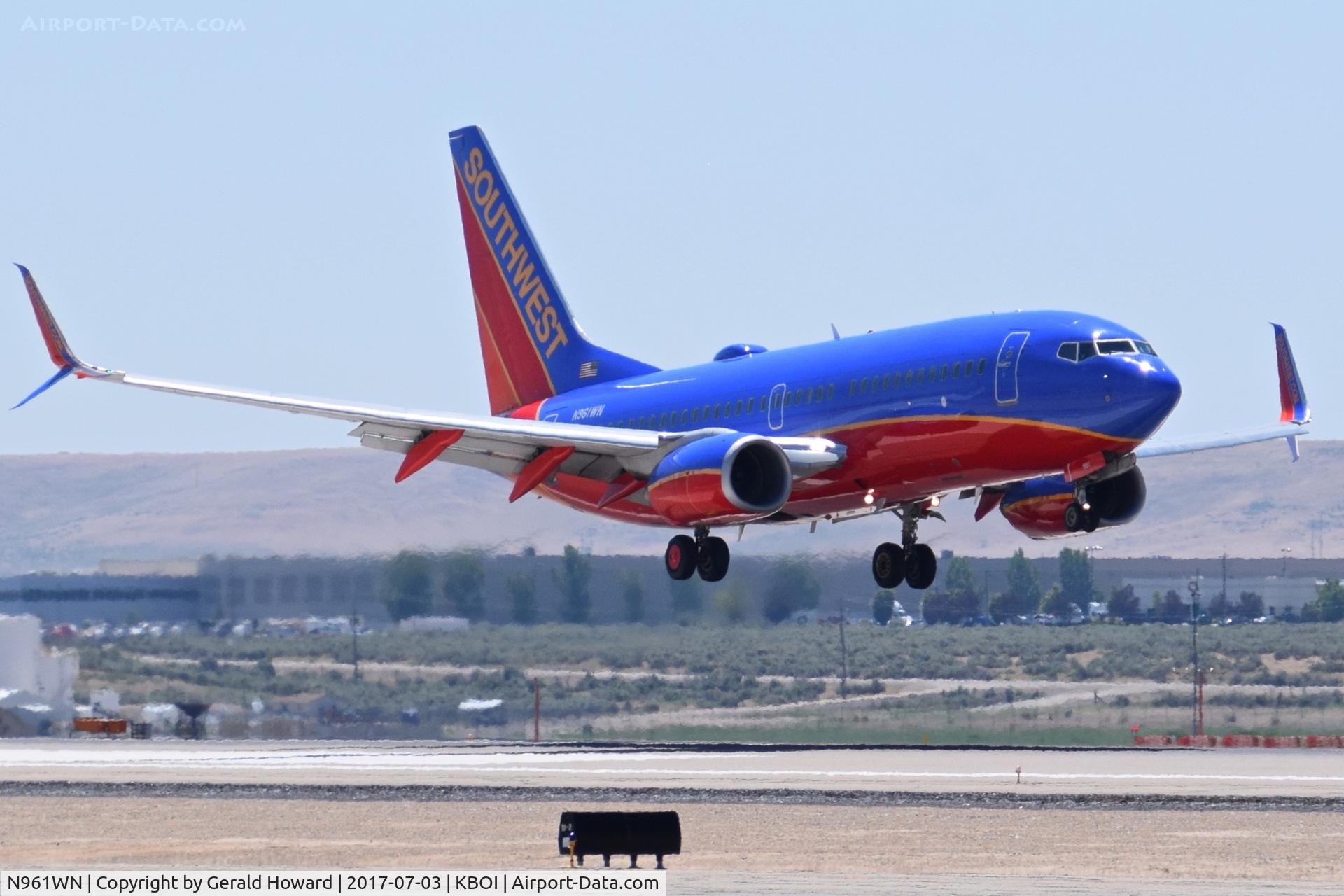 N961WN, 2011 Boeing 737-7H4 C/N 36962, Landing RWY 28R.