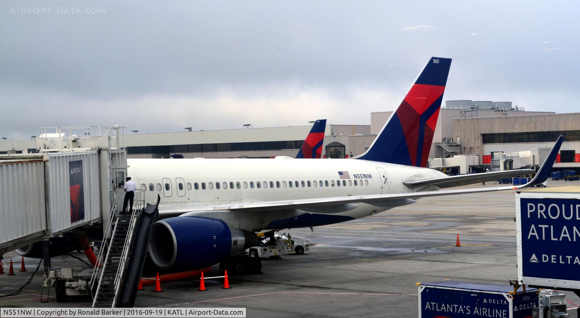 N551NW, 2001 Boeing 757-251 C/N 26498, At the gate Atlanta