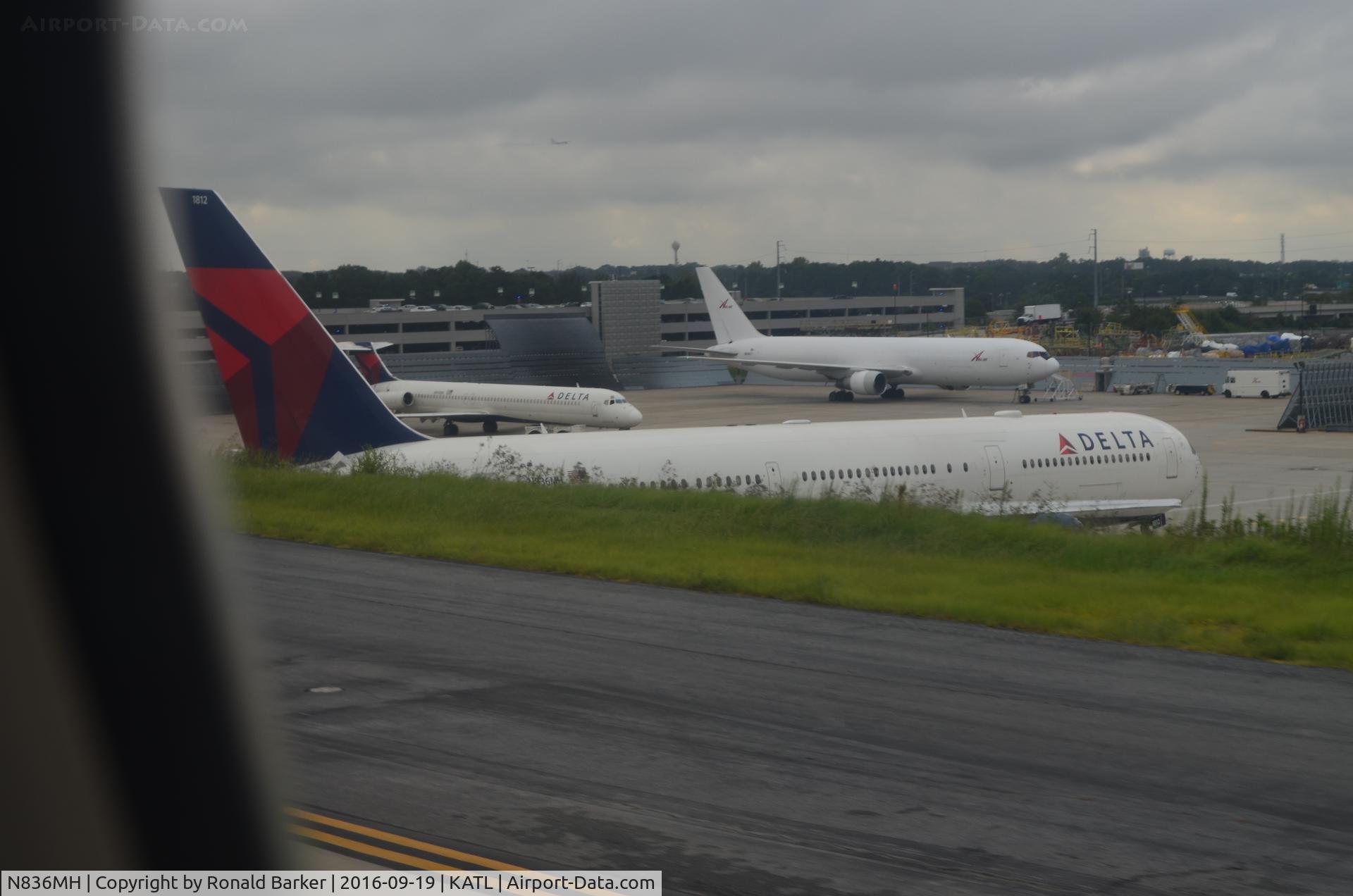 N836MH, 2000 Boeing 767-432/ER C/N 29709, On the ramp Atlanta