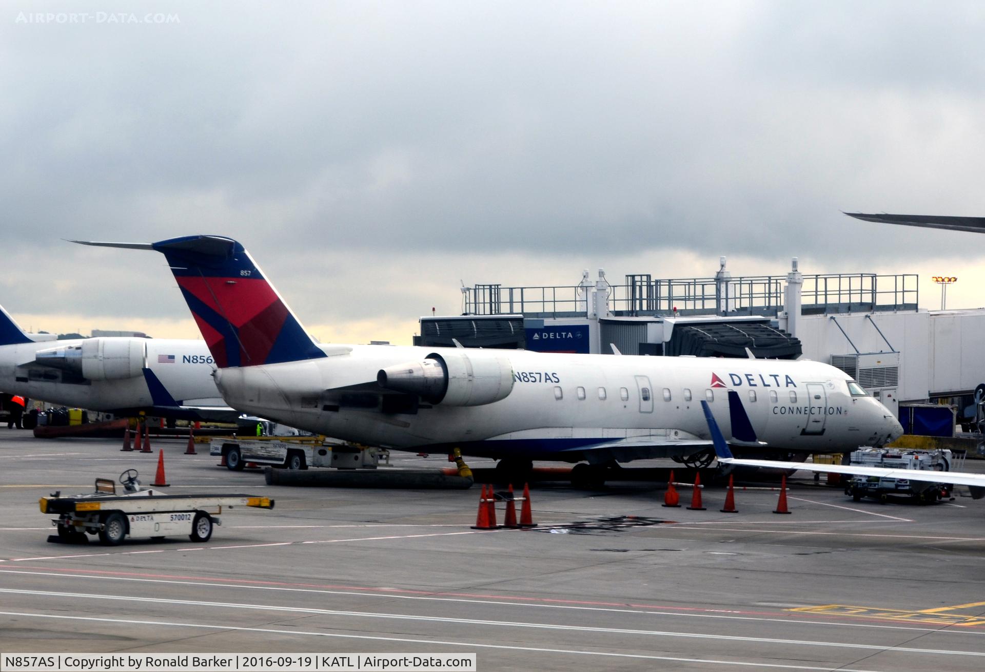 N857AS, 2000 Bombardier CRJ-200ER (CL-600-2B19) C/N 7411, At the gate Atlanta