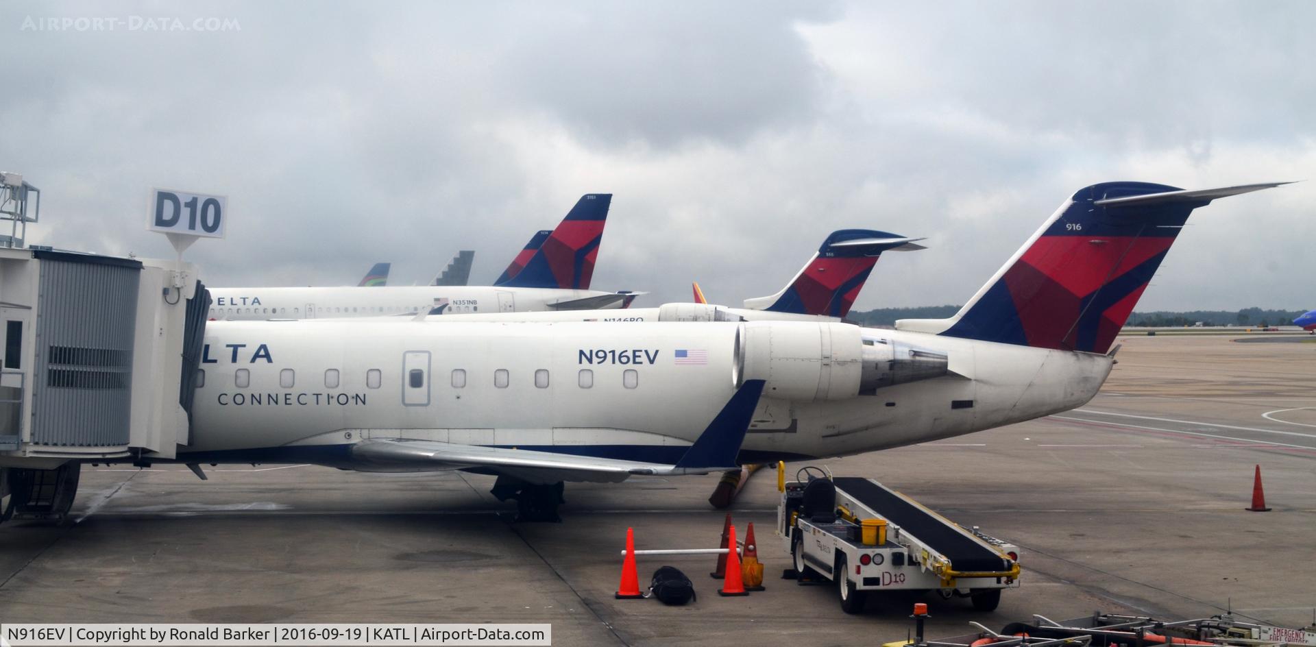 N916EV, 2003 Bombardier CRJ-200ER (CL-600-2B19) C/N 7757, Gate D10 Atlanta