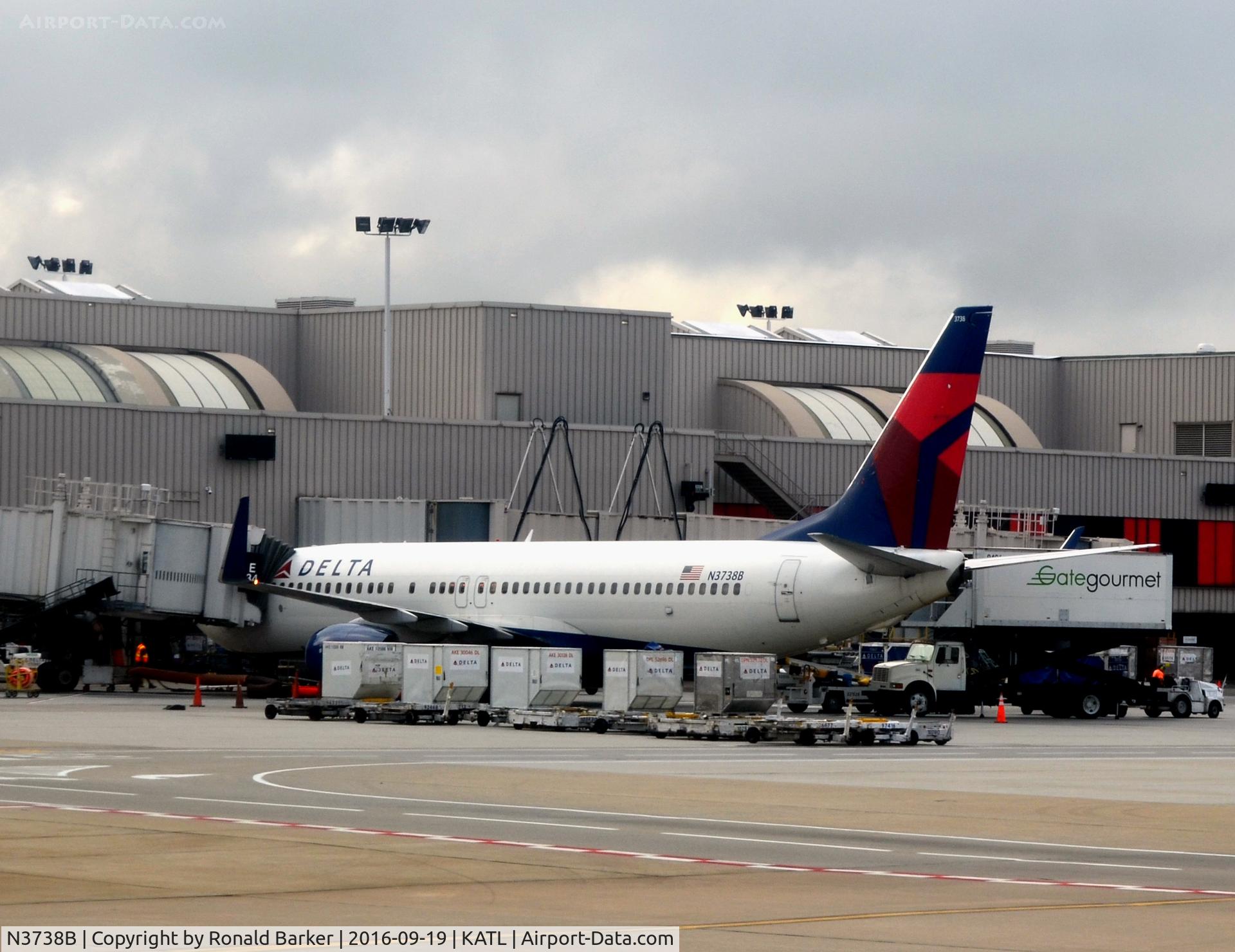 N3738B, 2000 Boeing 737-832 C/N 30382, Gate E34 Atlanta