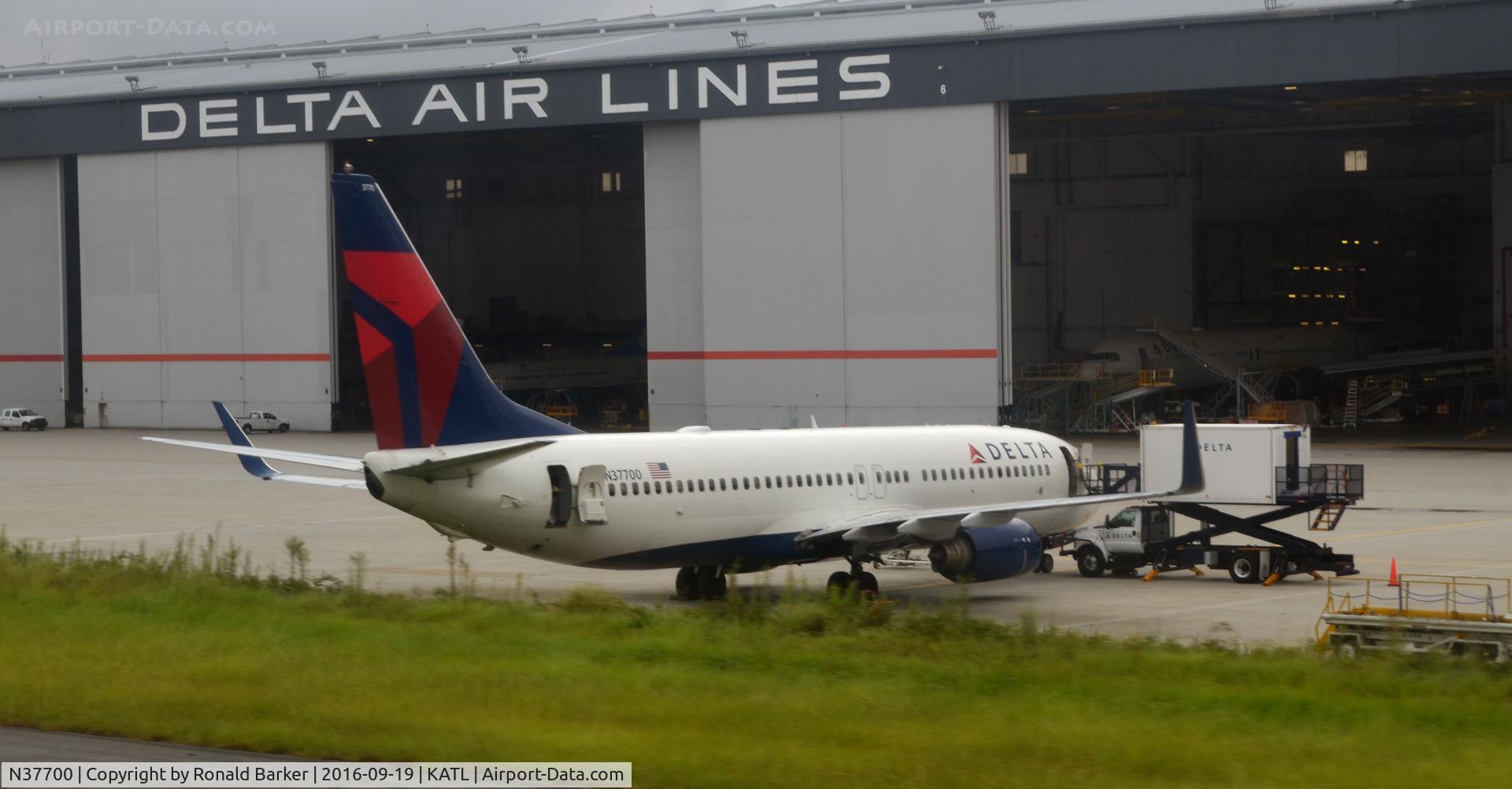 N37700, 2002 Boeing 737-832 C/N 29631, Atlanta