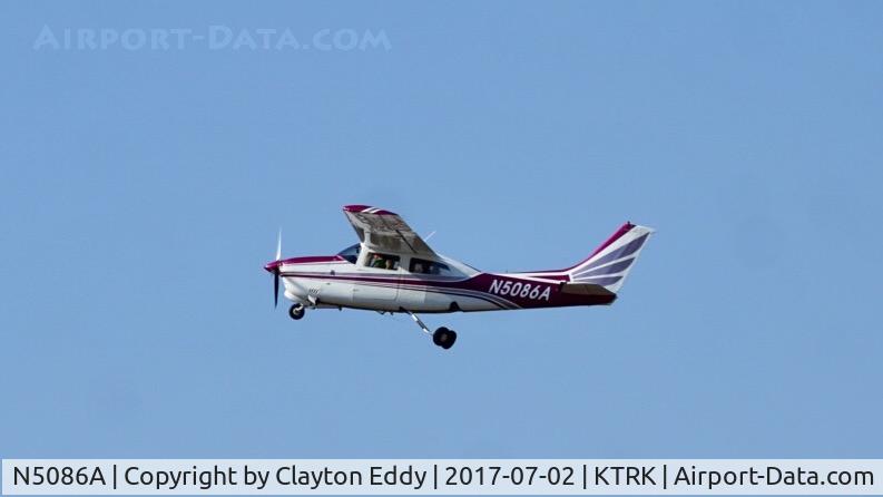 N5086A, Cessna T210N Turbo Centurion C/N 21063263, Truckee Airport California 2017.