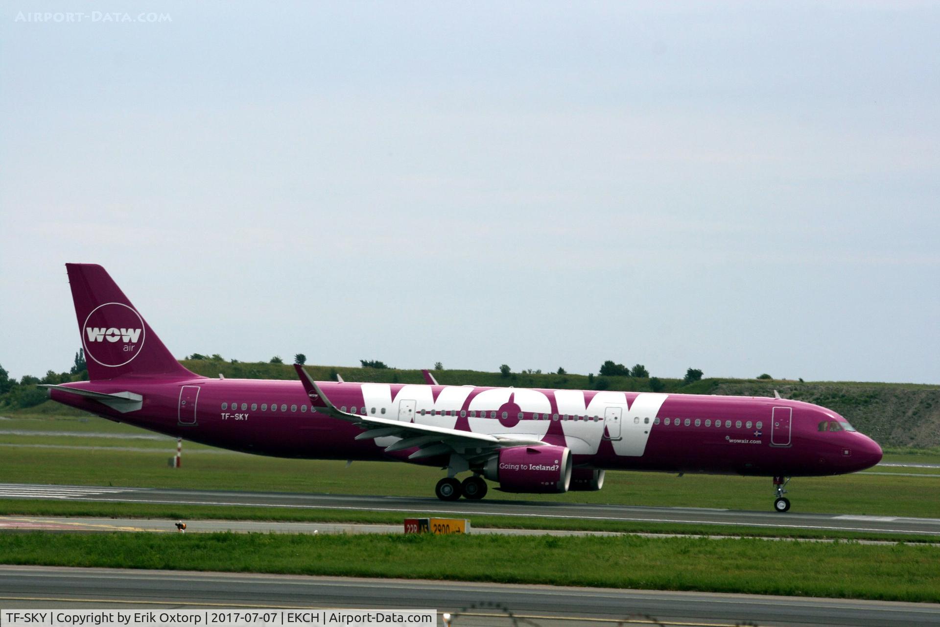 TF-SKY, 2017 Airbus A321-253N C/N 7694, First visit of an A321NEO in CPH.
Taking off rw 22R