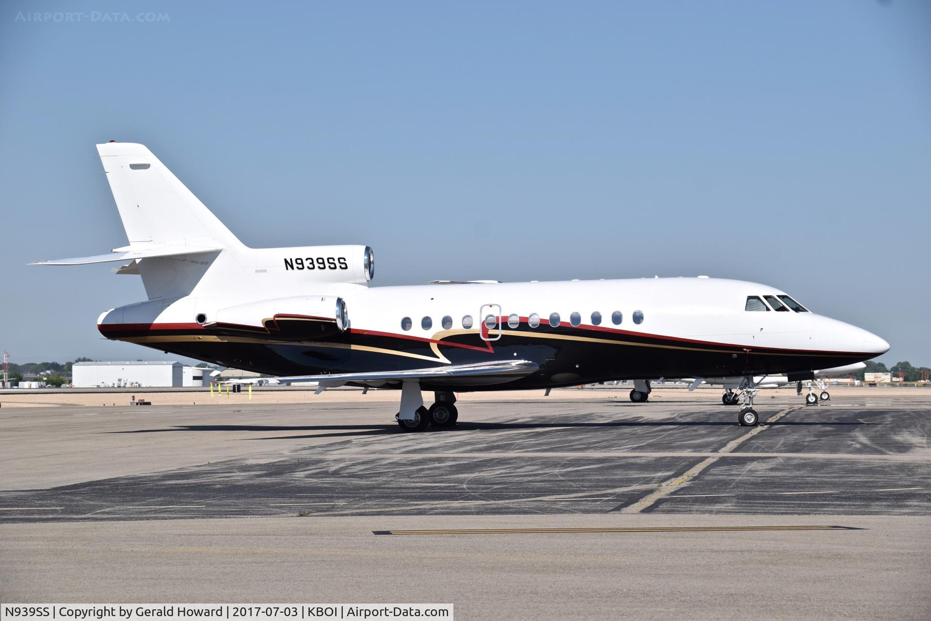 N939SS, 1995 Dassault Falcon 900 C/N 155, Parked on north GA ramp.