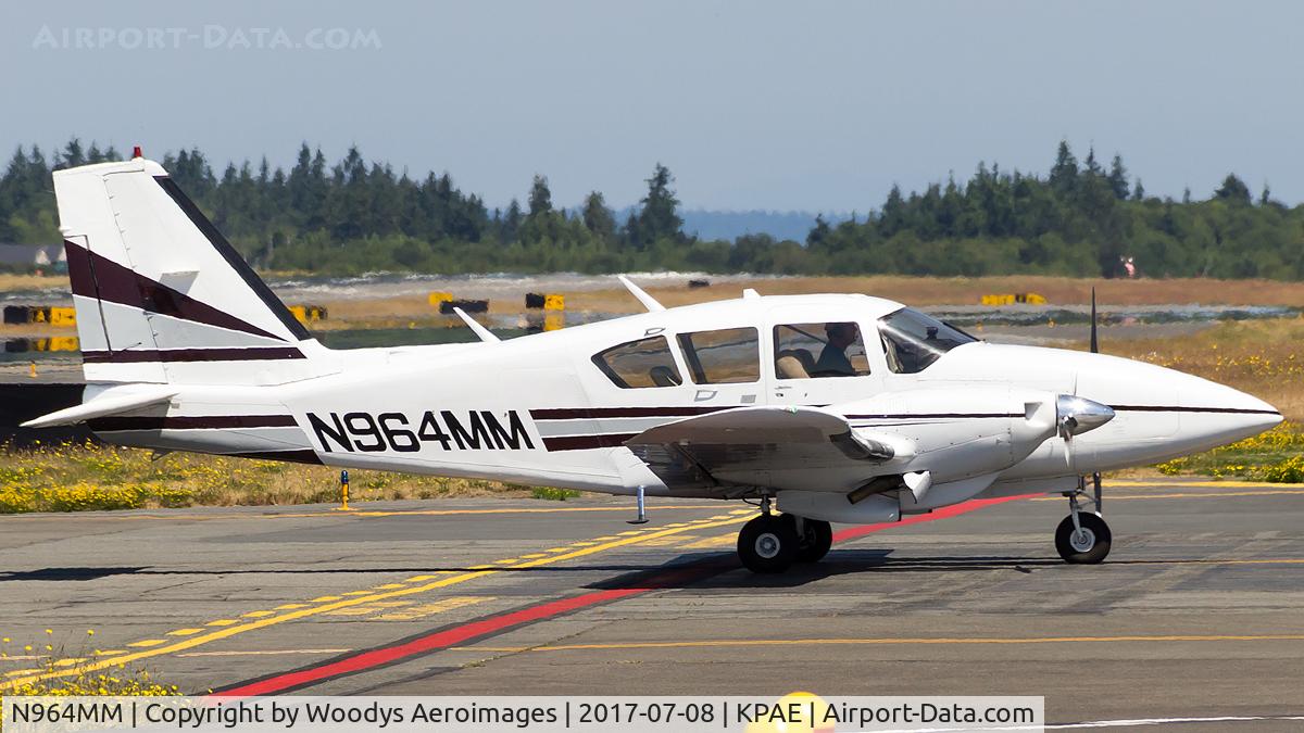 N964MM, 1978 Piper PA-23-250 Aztec C/N 27-7854132, Clearing taxiway Alpha @ Echo