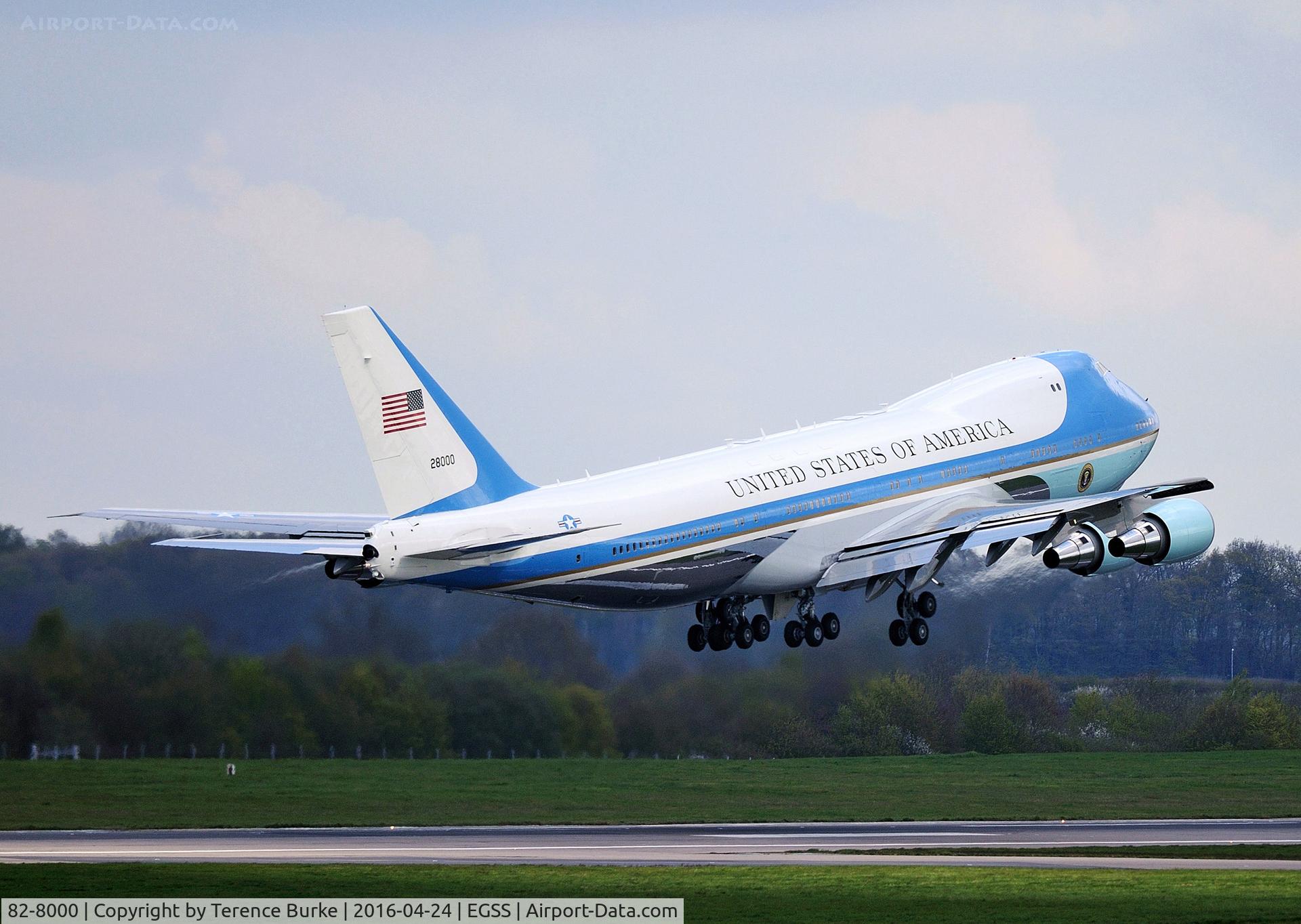 82-8000, 1987 Boeing VC-25A (747-2G4B) C/N 23824, Lifting off at Stansted.