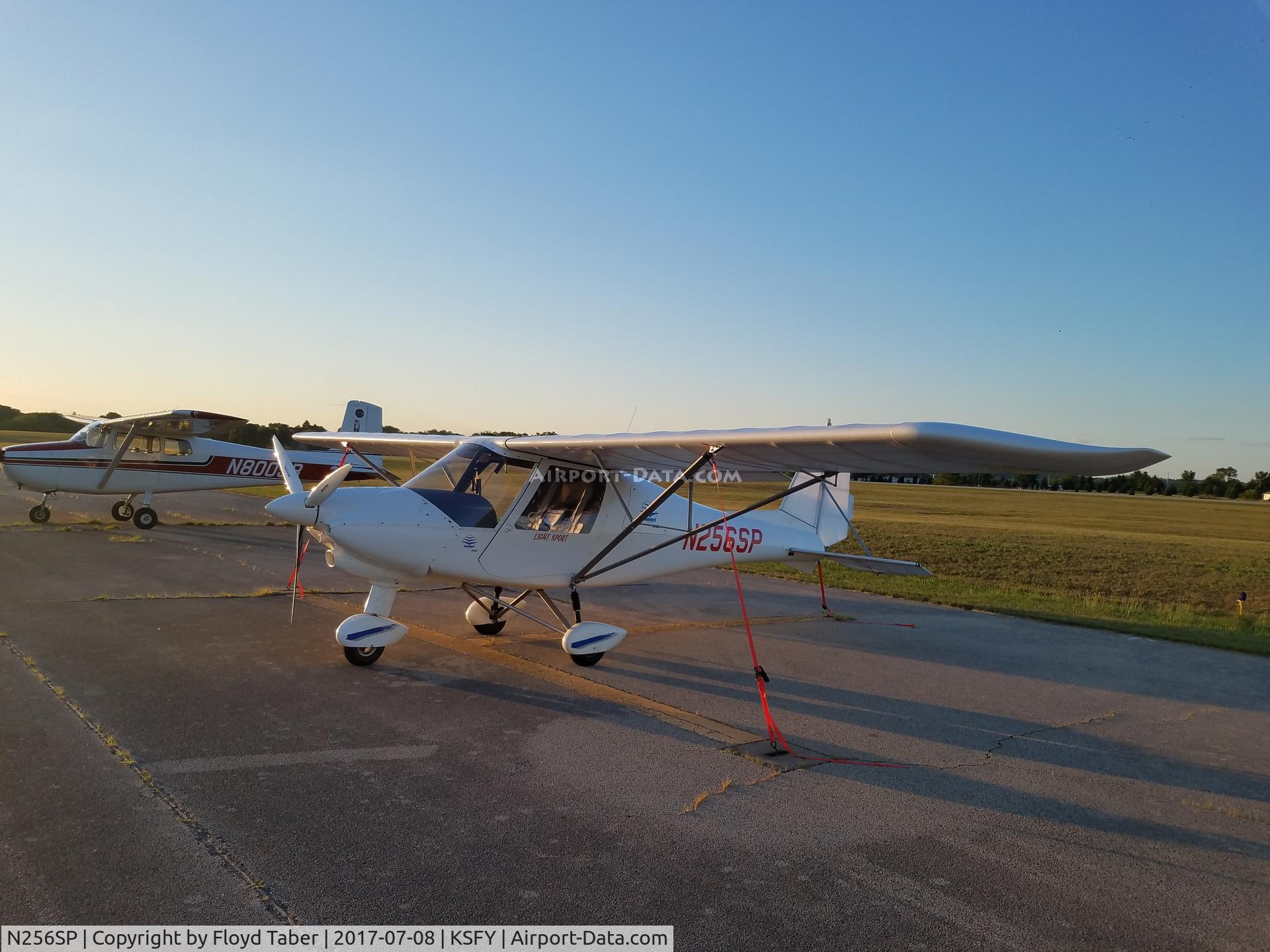 N256SP, 2005 Comco Ikarus C42 FB100 C/N 0512-6778, Tied down on the ramp