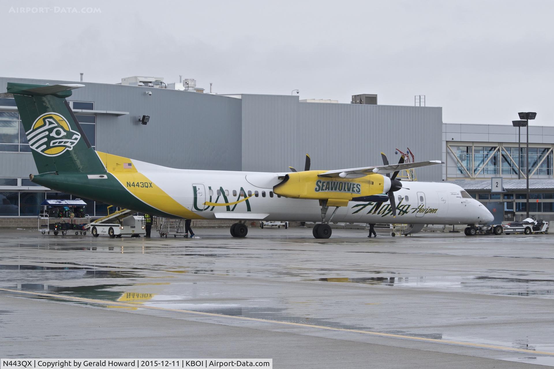 N443QX, 2010 Bombardier DHC-8-402 Dash 8 C/N 4353, Loading at the gate.