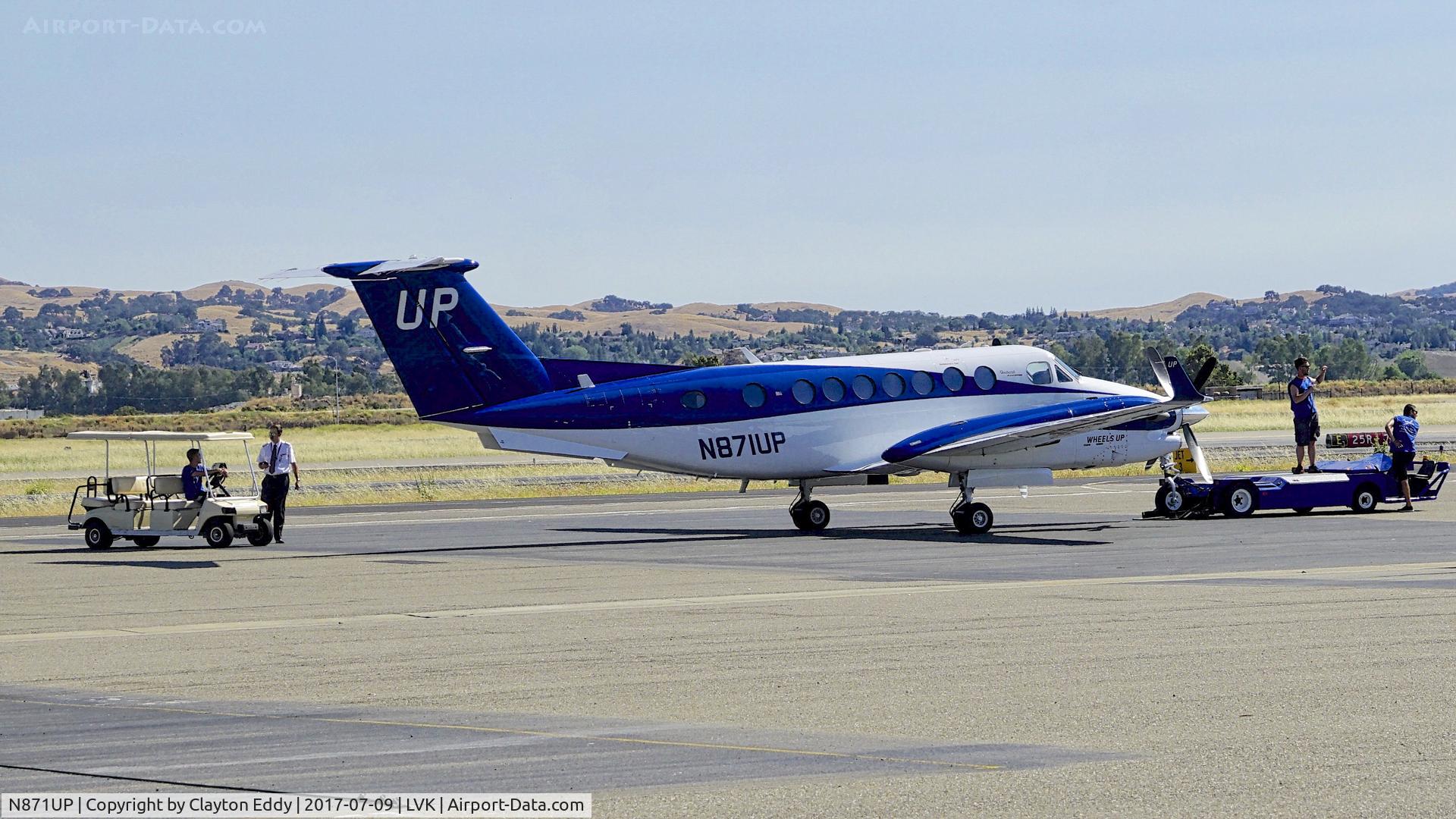 N871UP, 2016 Beechcraft B300 Super King Air 350 C/N FL-1075, Livermore Airport California. 2017.