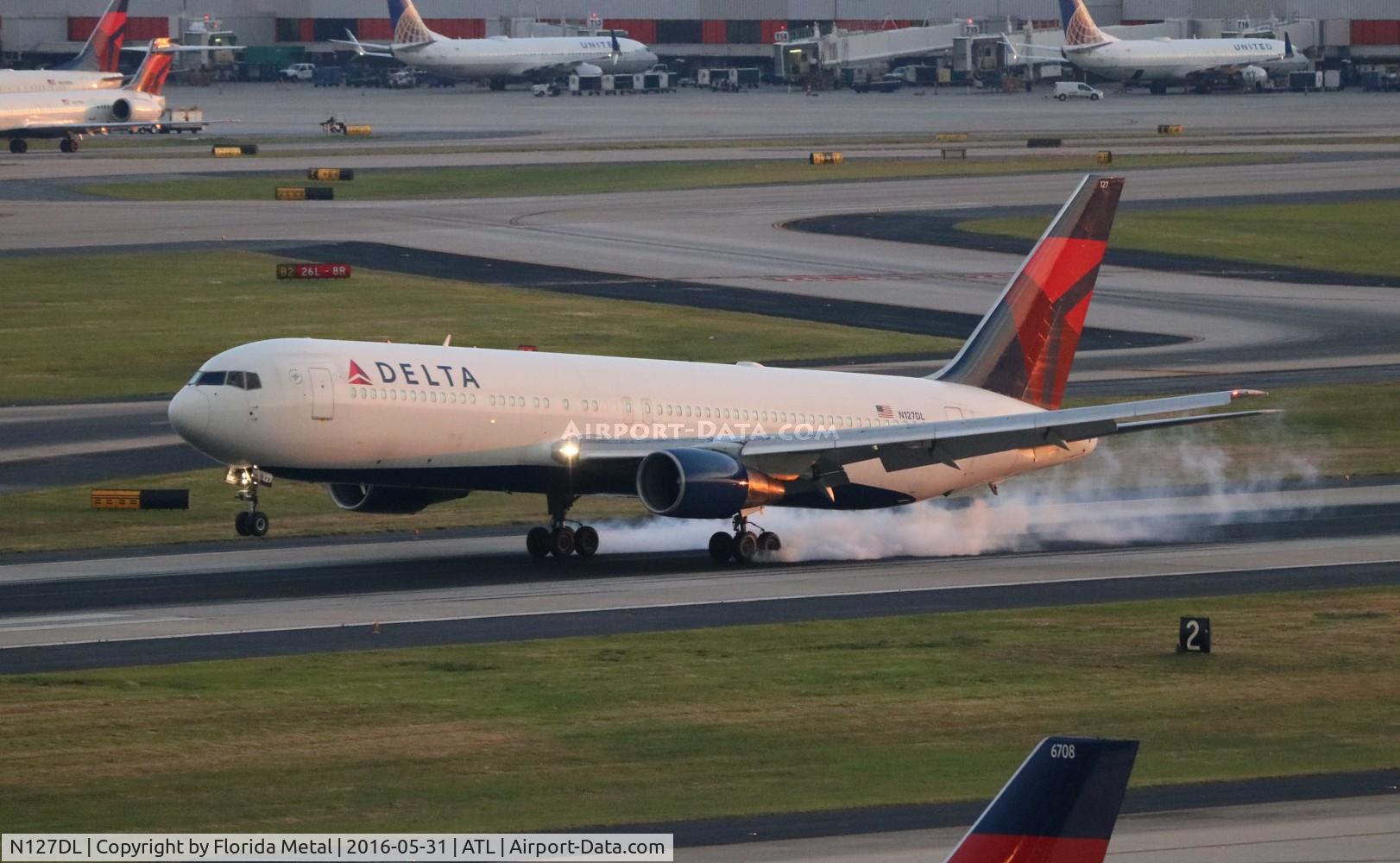 N127DL, 1988 Boeing 767-332 C/N 24077, Delta
