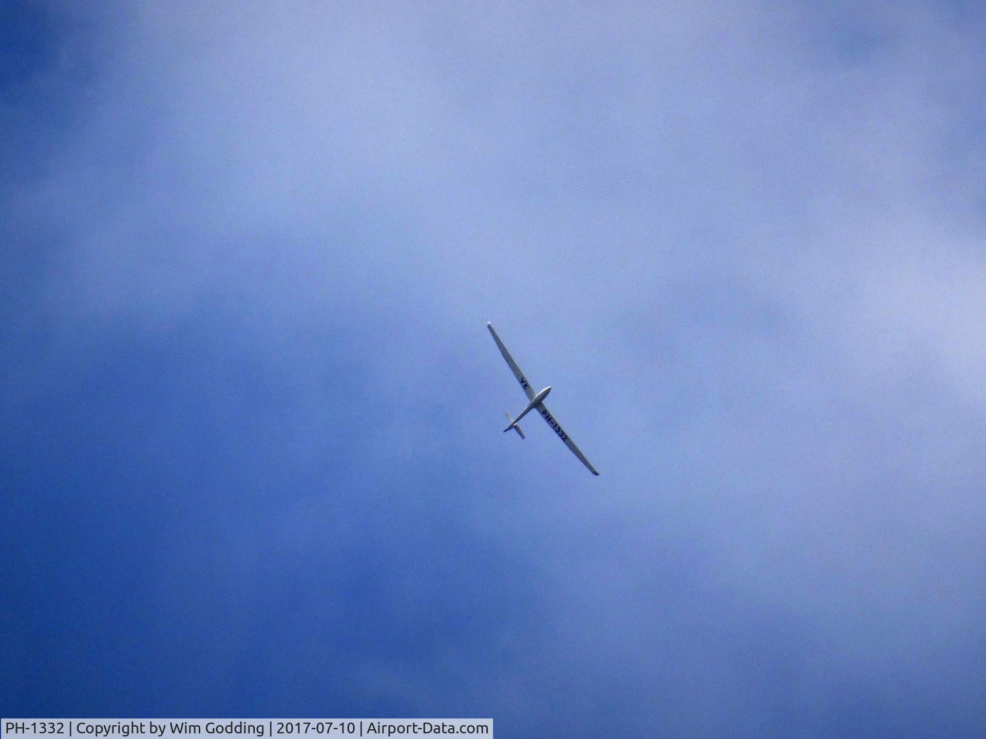 PH-1332, Rolladen-Schneider LS-8a C/N 8092, 10-07-2017 above Venlo