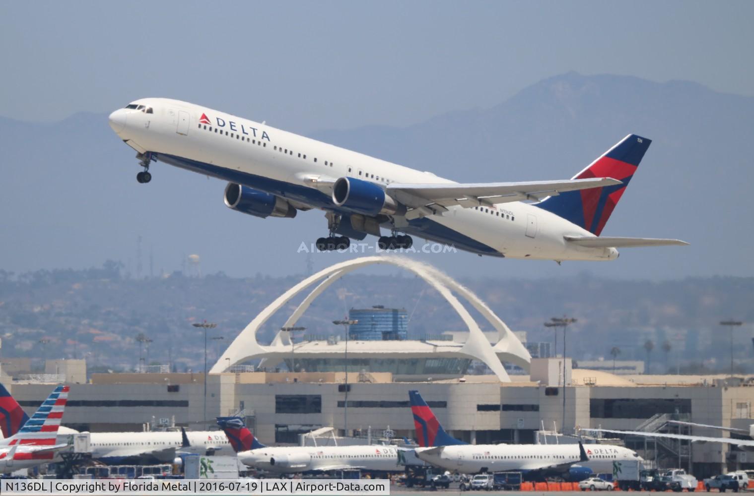 N136DL, 1991 Boeing 767-332 C/N 25146, Delta
