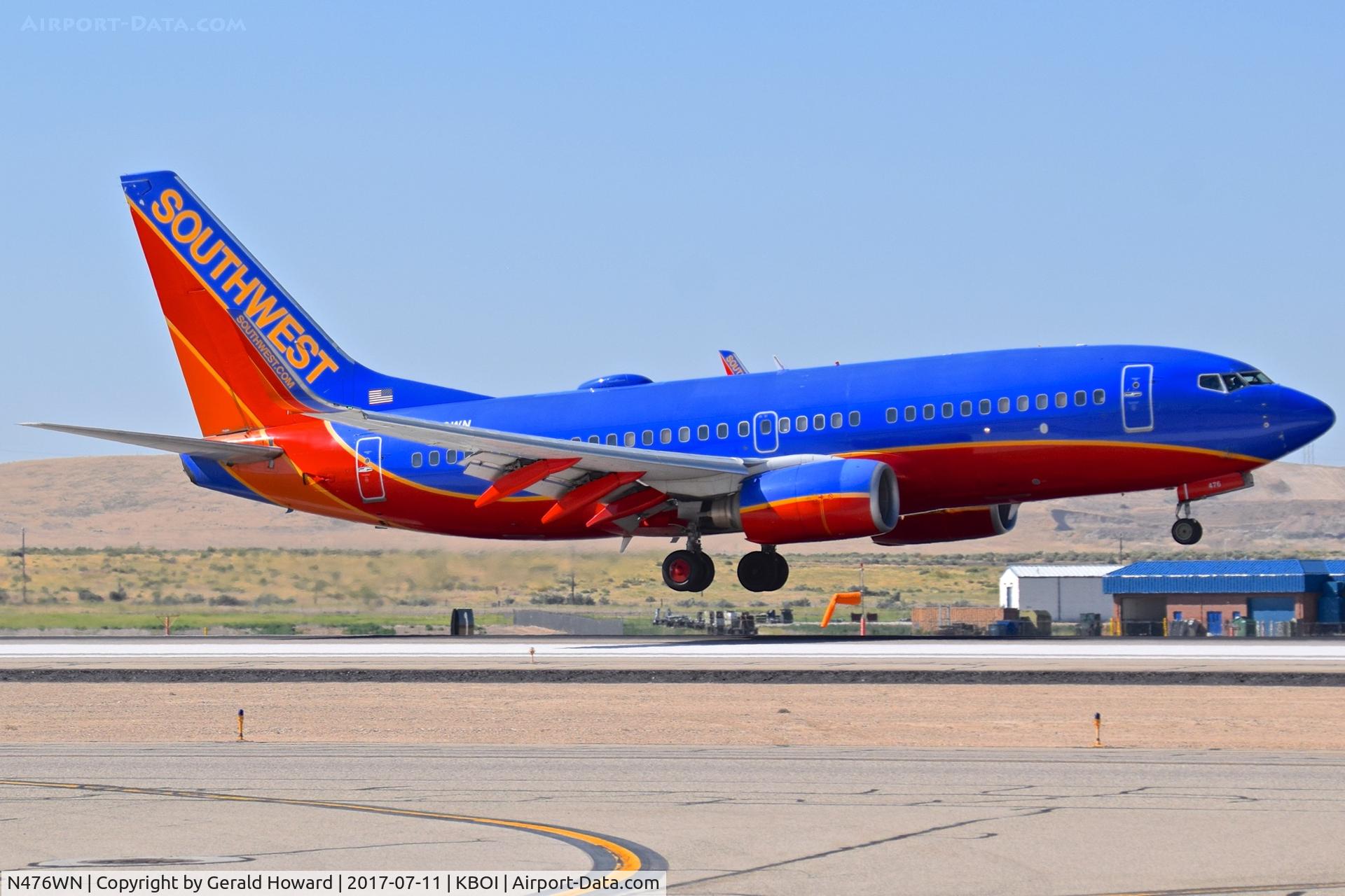 N476WN, 2004 Boeing 737-7H4 C/N 32475, Landing RWY 28R.