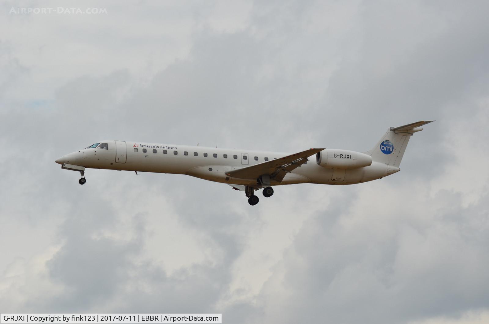 G-RJXI, 2001 Embraer EMB-145EP (ERJ-145EP) C/N 145454, BMI E145 LANDING