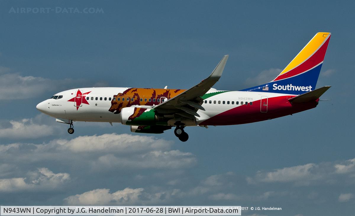 N943WN, 2010 Boeing 737-7H4 C/N 36913, On final to 33L.