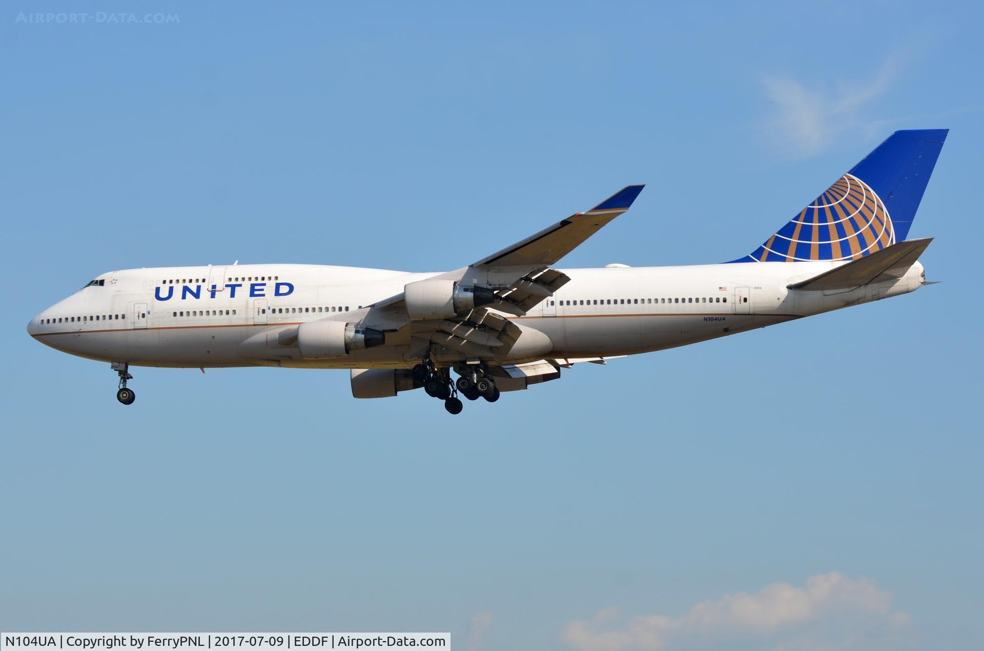 N104UA, 1998 Boeing 747-422 C/N 26902, United B744 landing